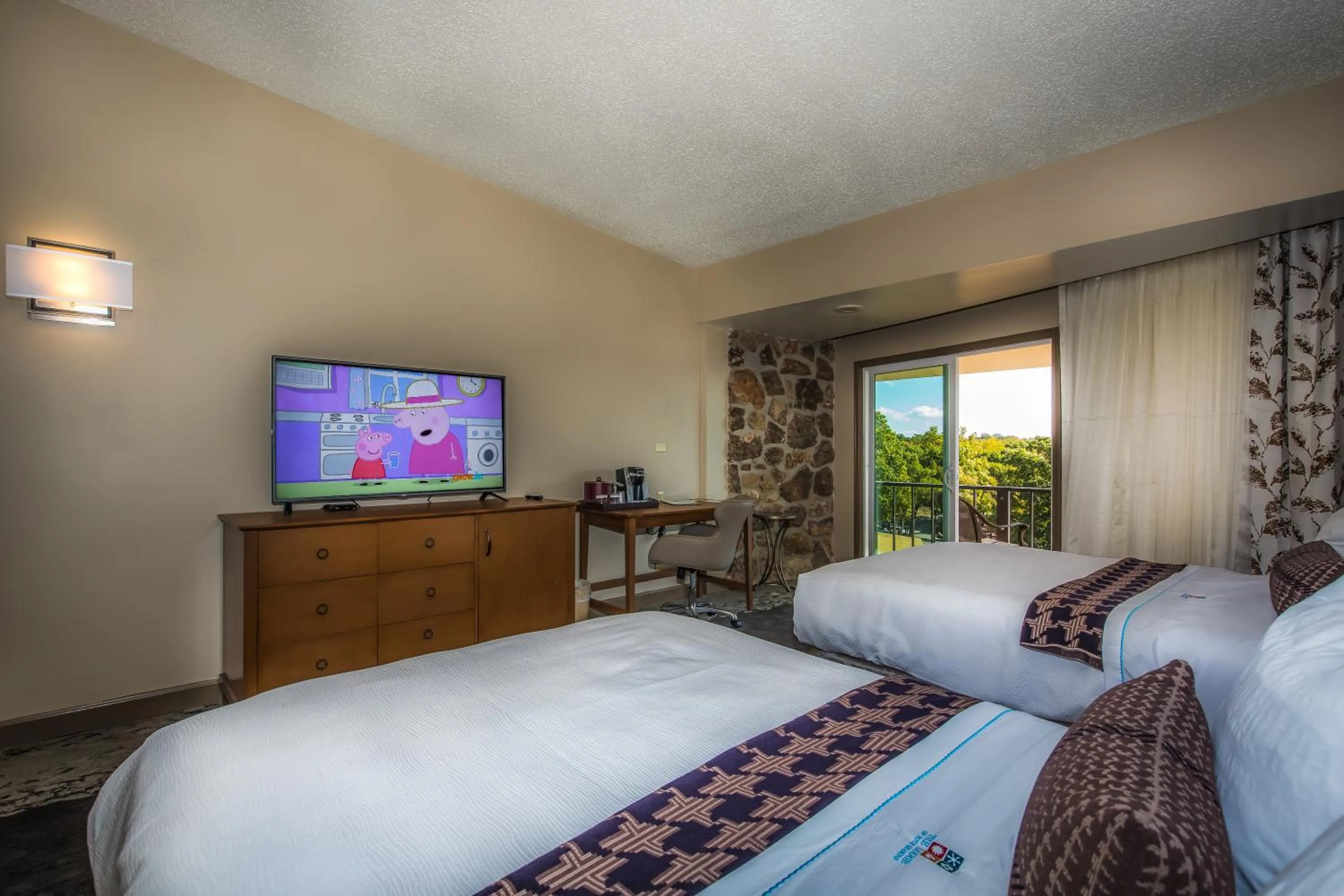 Day, Bed in Lodge of Four Seasons Golf Resort, Marina & Spa