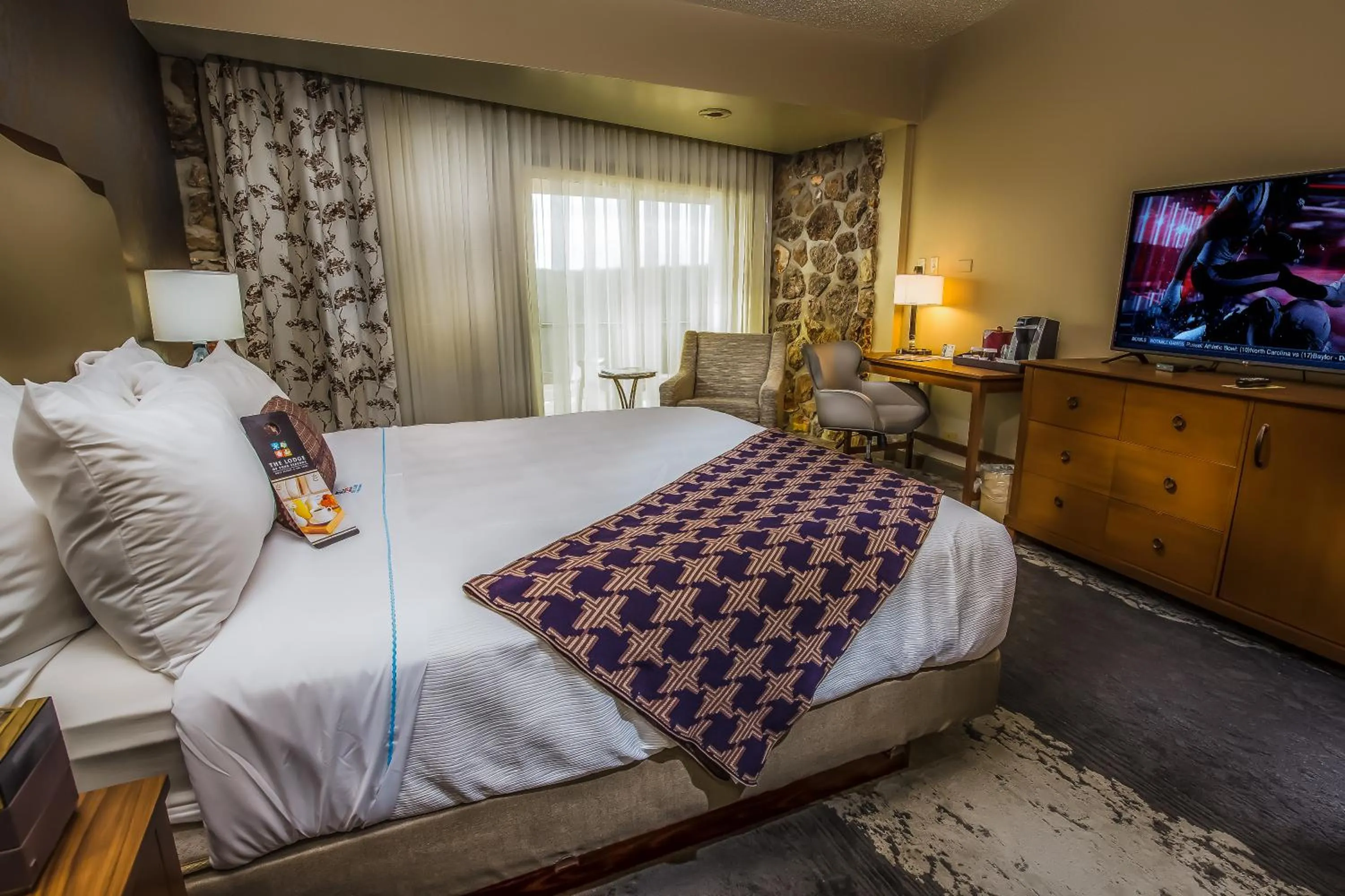 Day, Bed in Lodge of Four Seasons Golf Resort, Marina & Spa