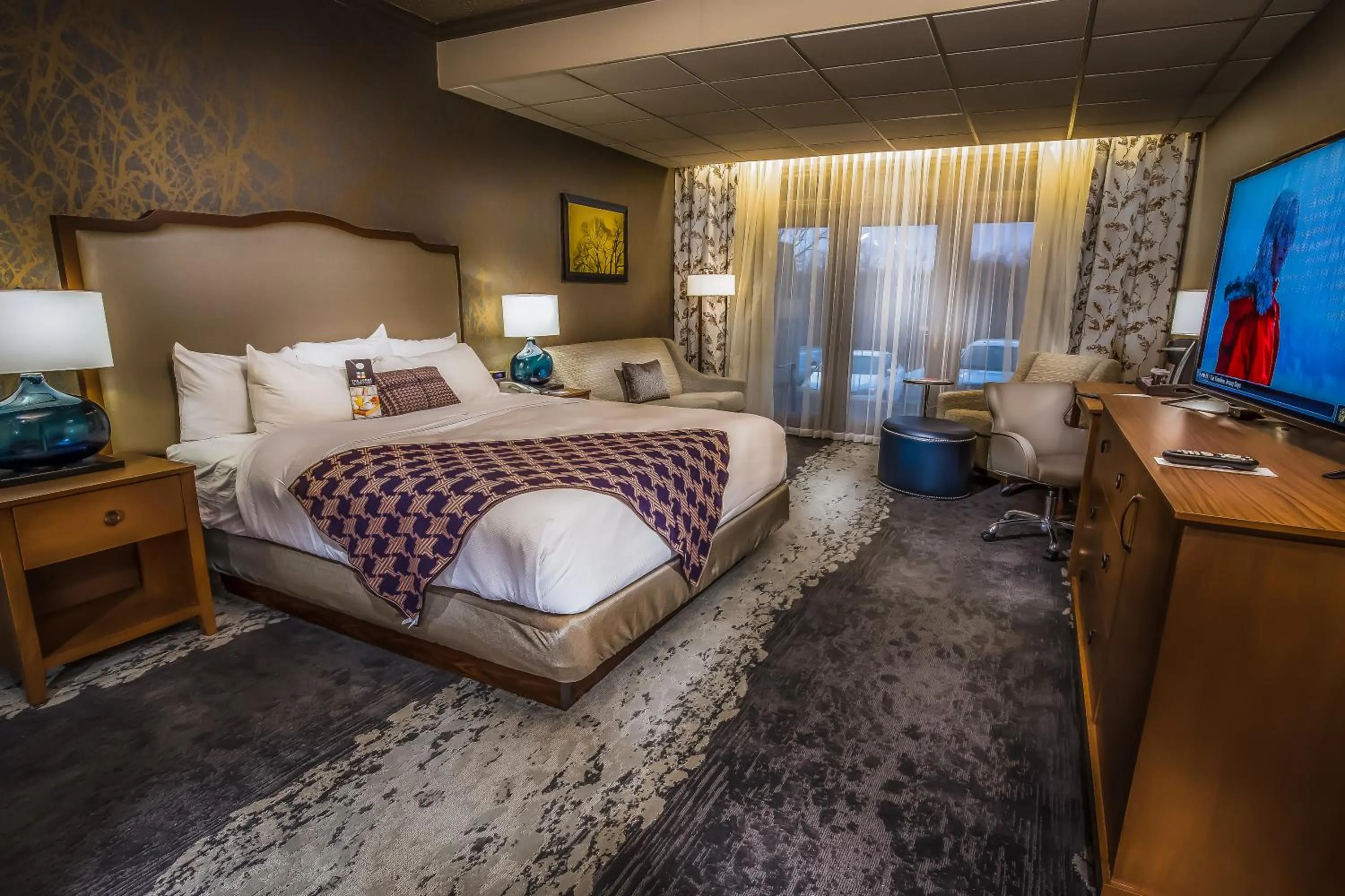 Photo of the whole room, Bed in Lodge of Four Seasons Golf Resort, Marina & Spa