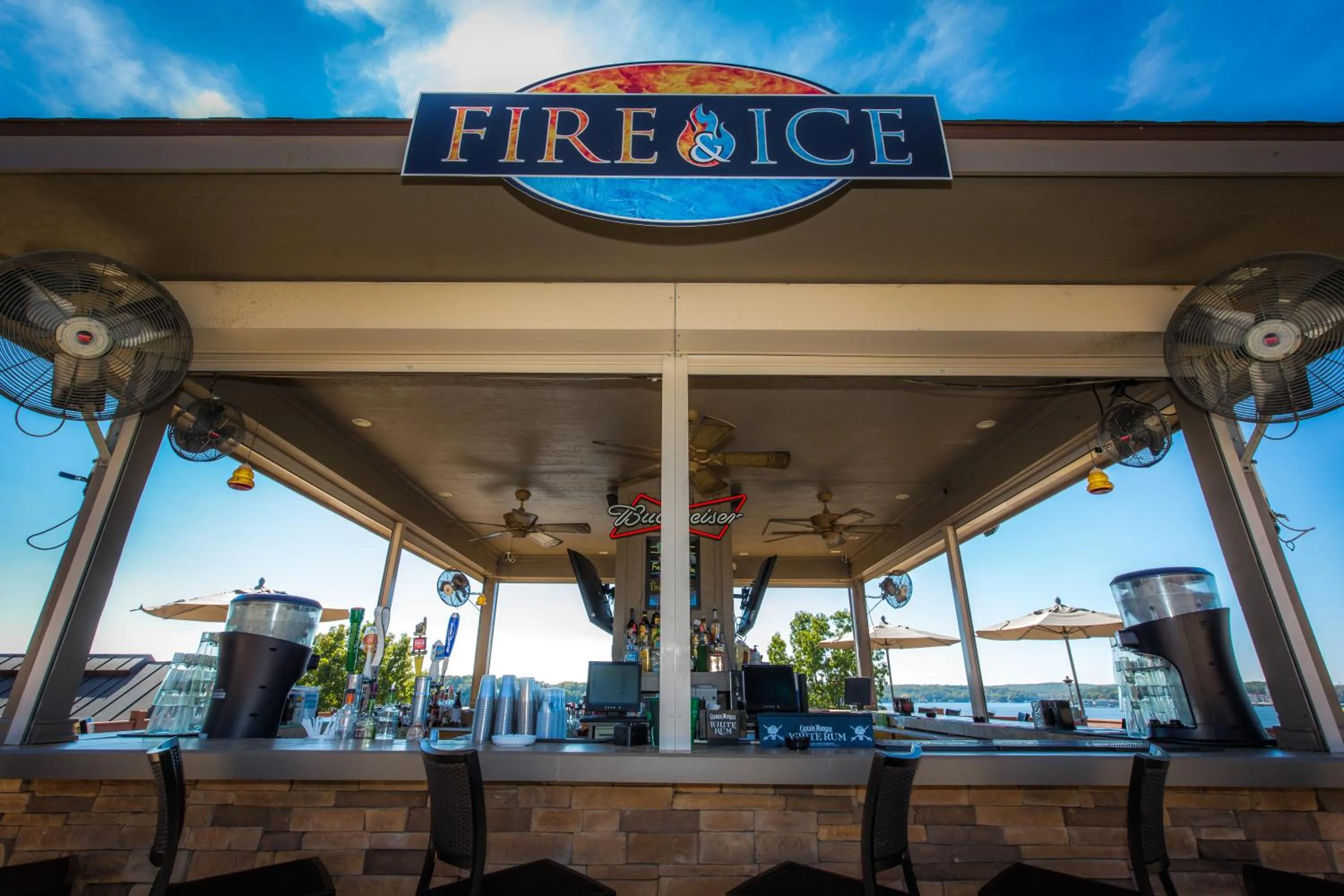 Lounge or bar in Lodge of Four Seasons Golf Resort, Marina & Spa