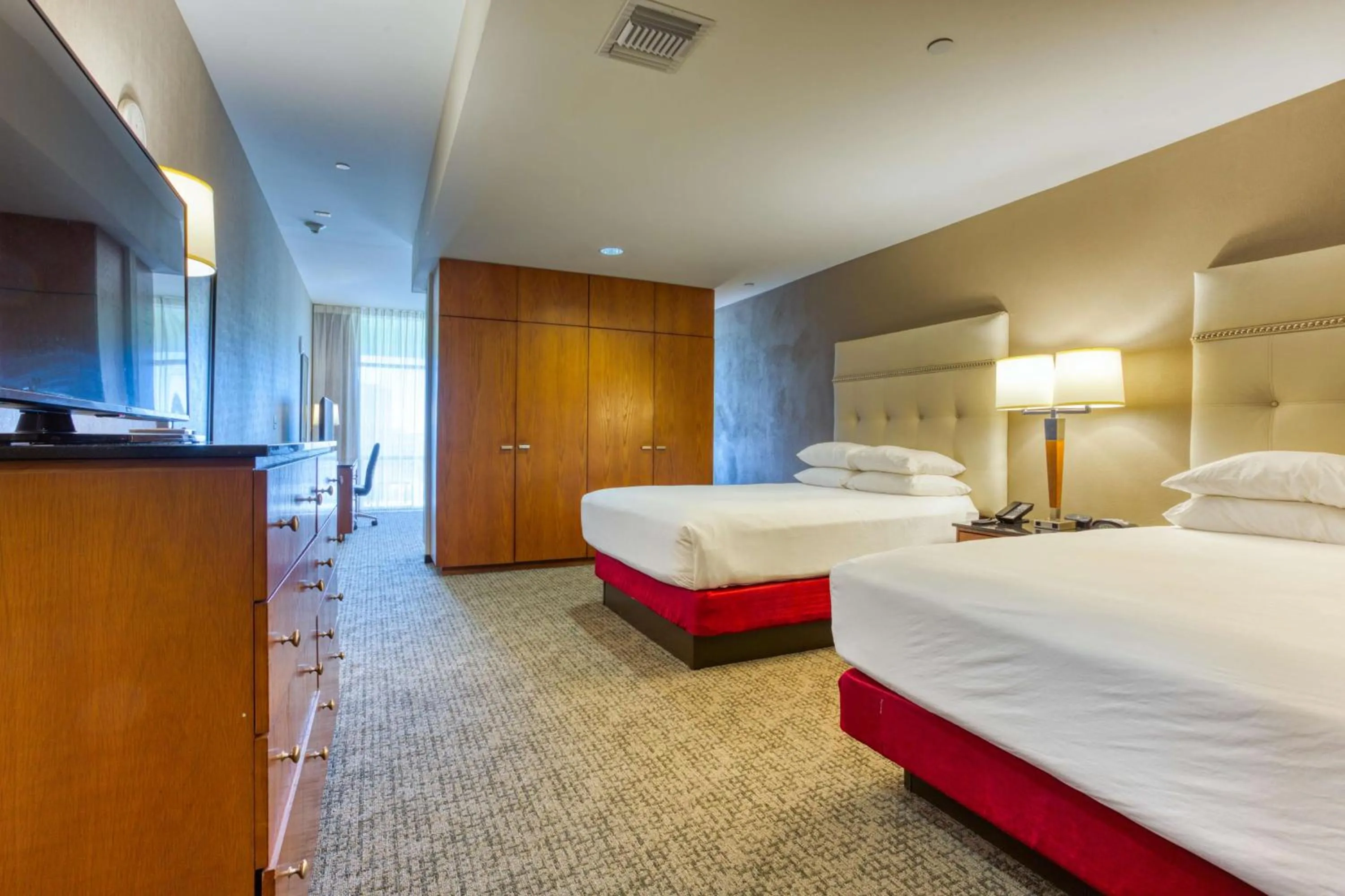 Photo of the whole room, Bed in Drury Plaza Hotel San Antonio Riverwalk