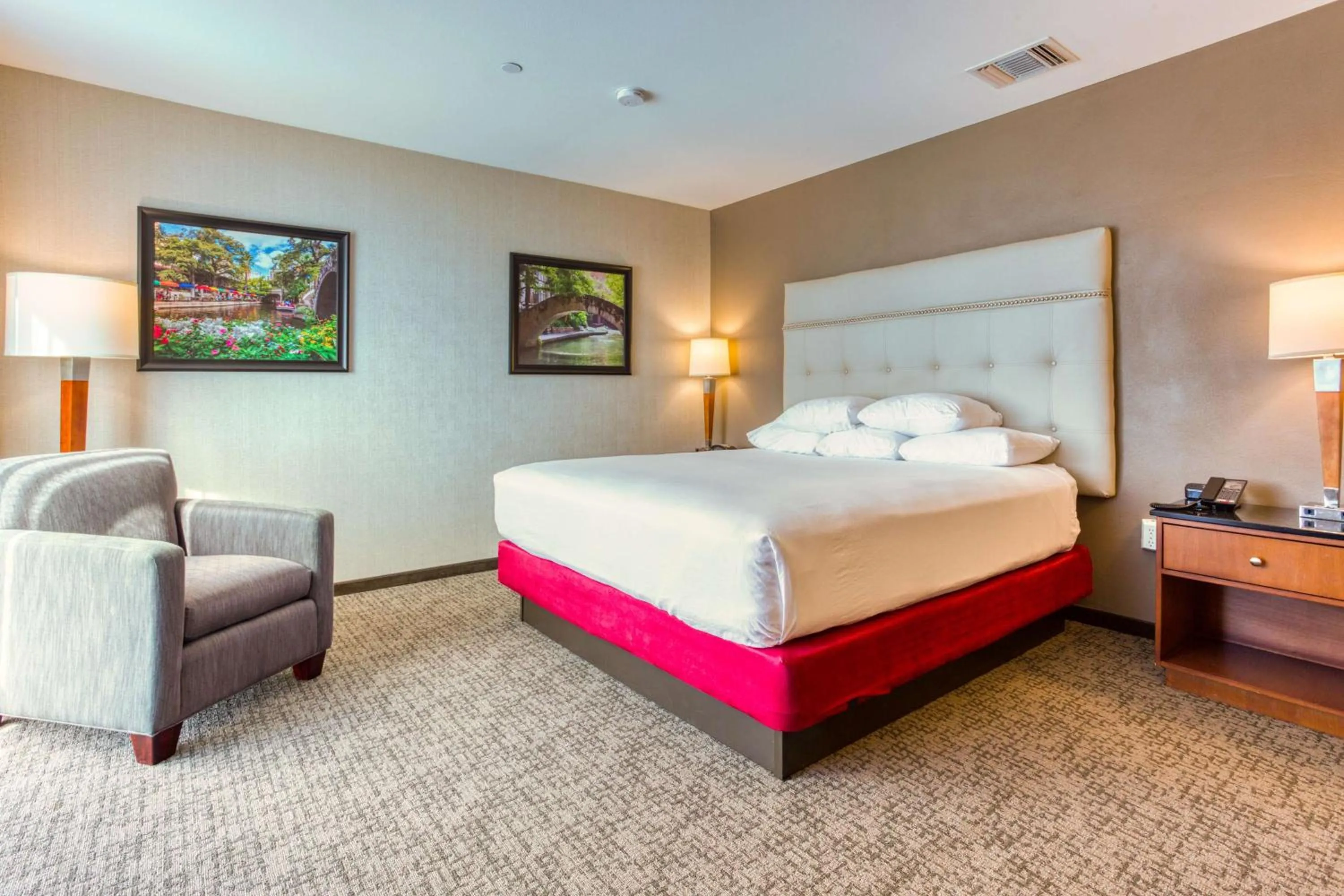 Photo of the whole room, Bed in Drury Plaza Hotel San Antonio Riverwalk