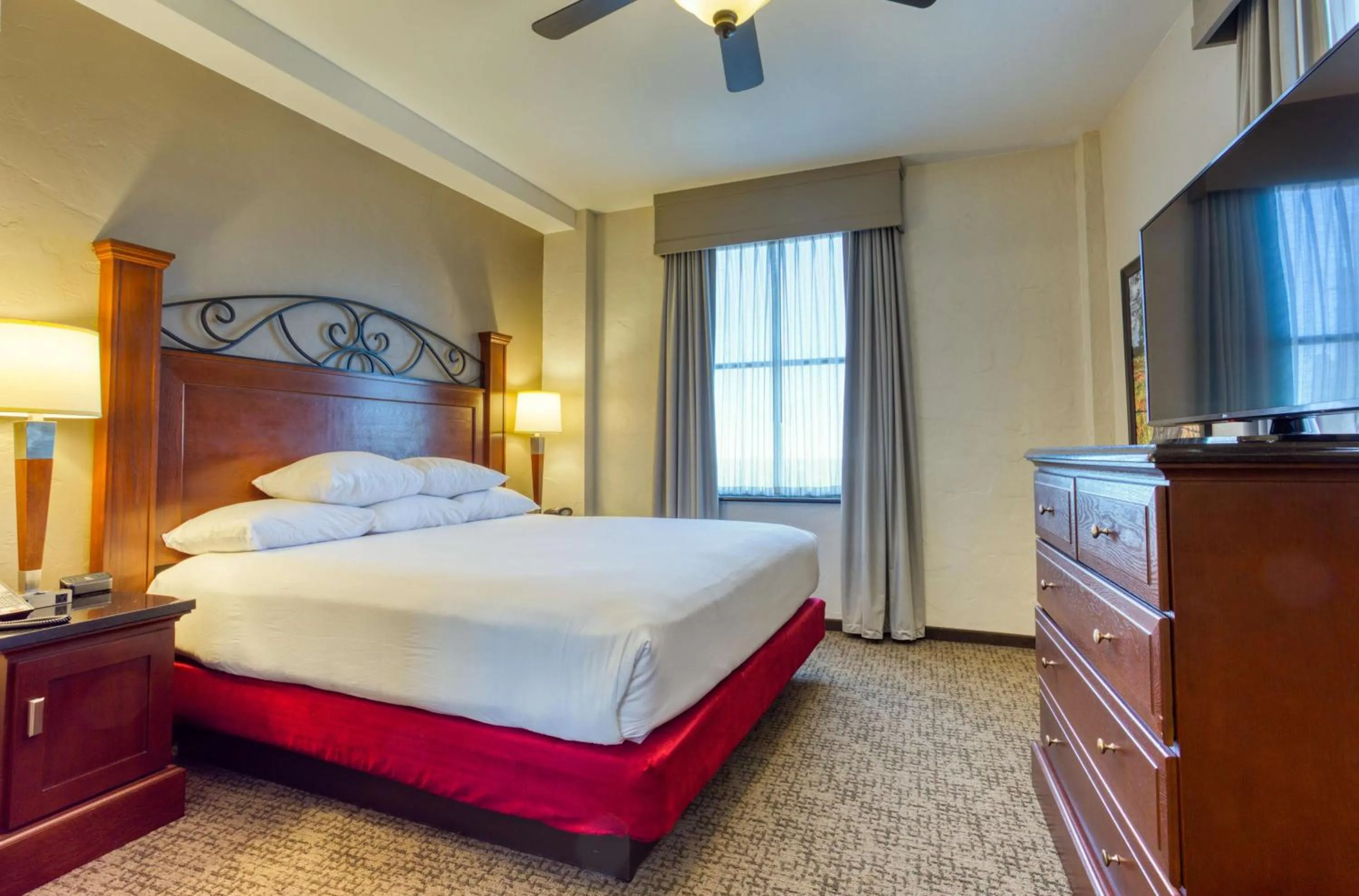 Photo of the whole room, Bed in Drury Plaza Hotel San Antonio Riverwalk