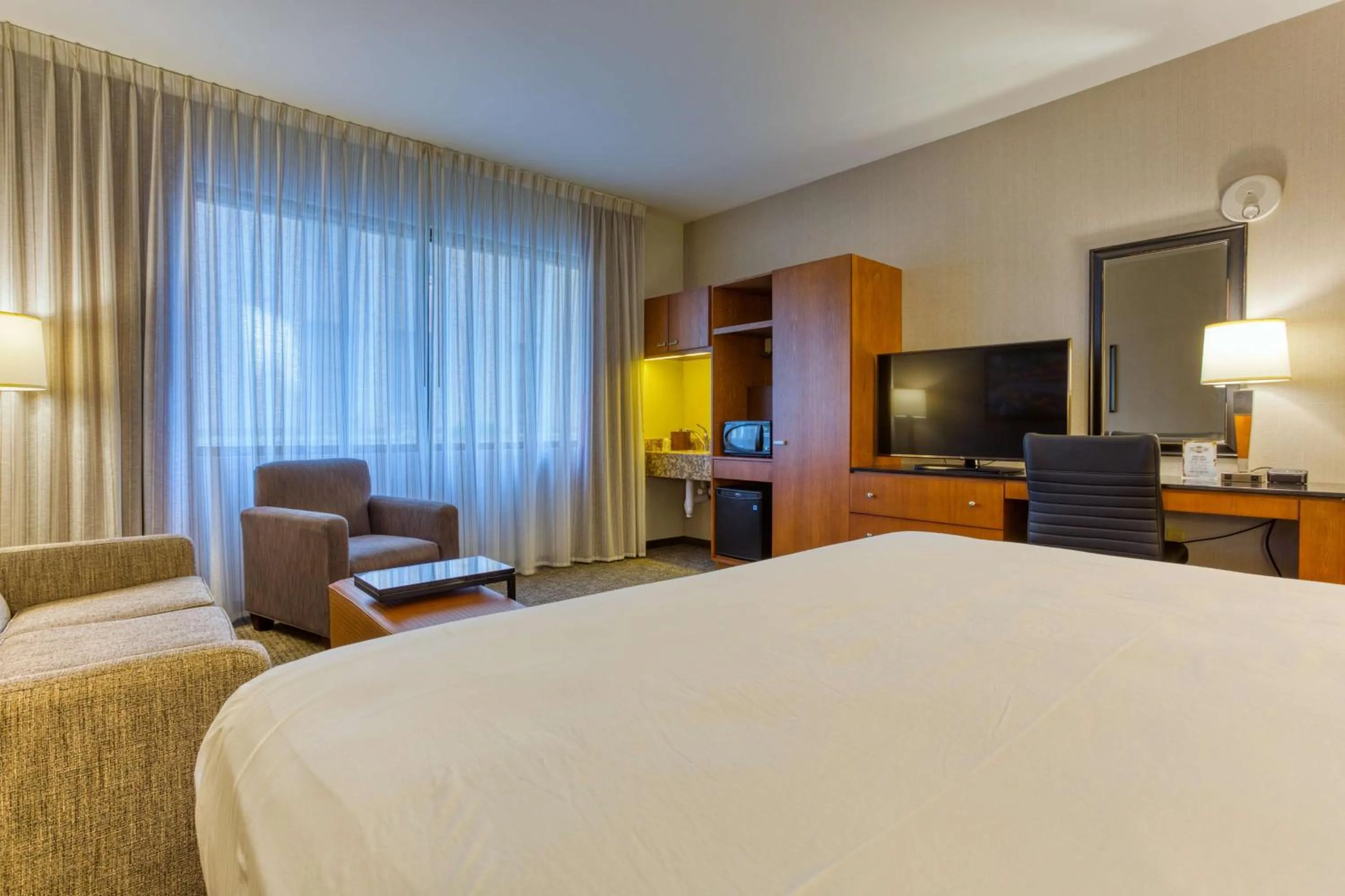 Bedroom, Bed in Drury Plaza Hotel San Antonio Riverwalk