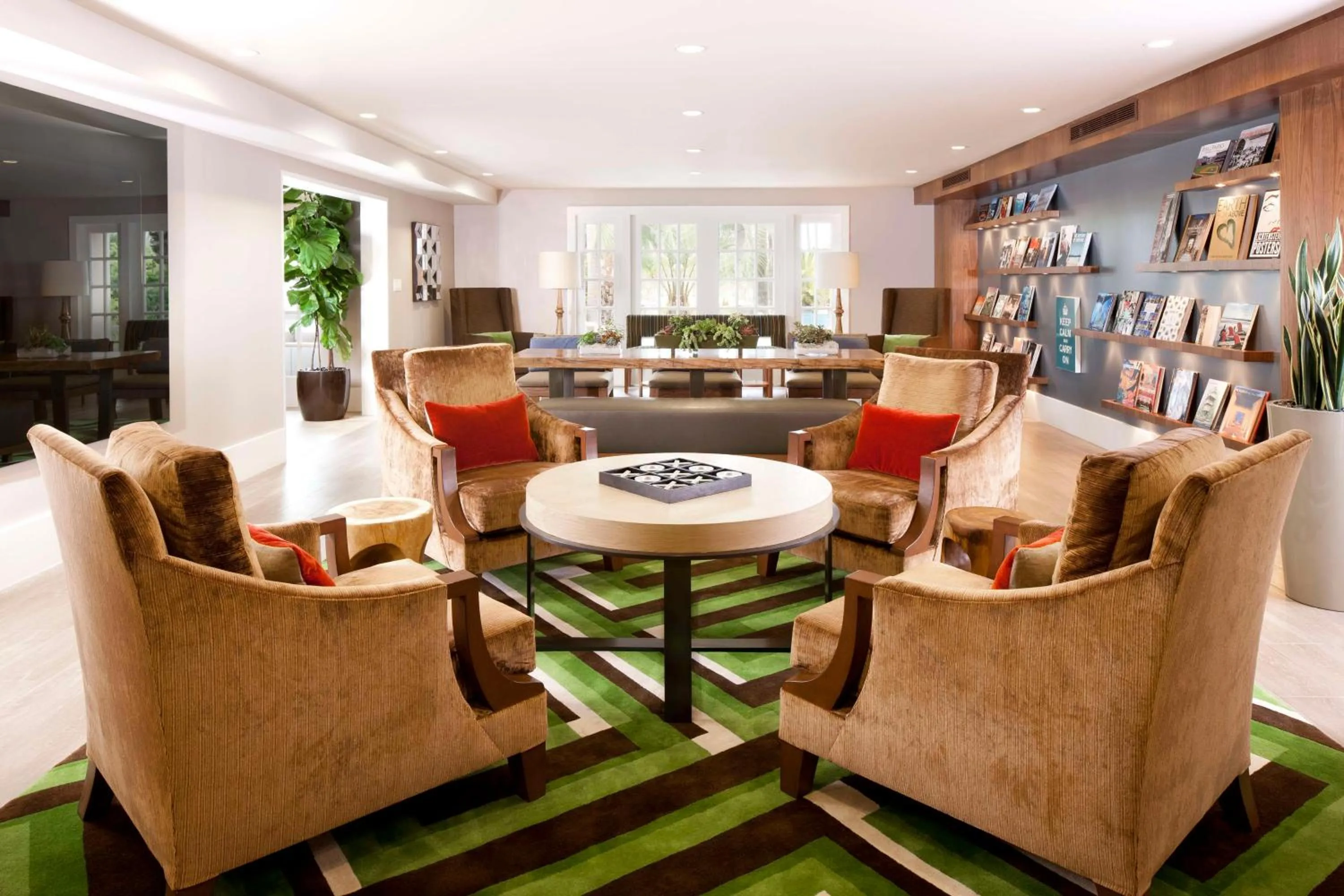 Lounge or bar in Hyatt Regency Newport Beach