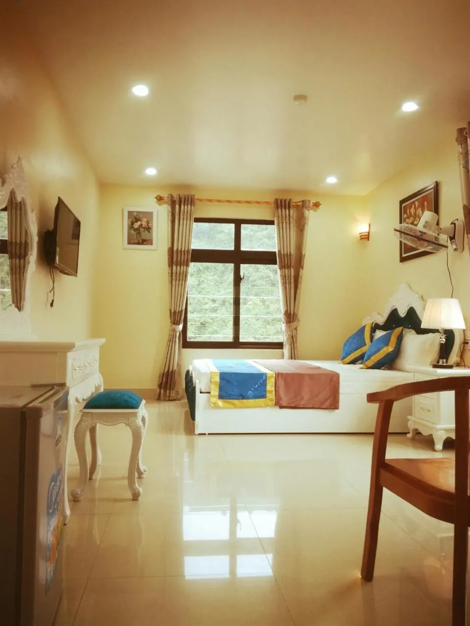 Photo of the whole room, Bed in Cat Ba Thailand Hotel