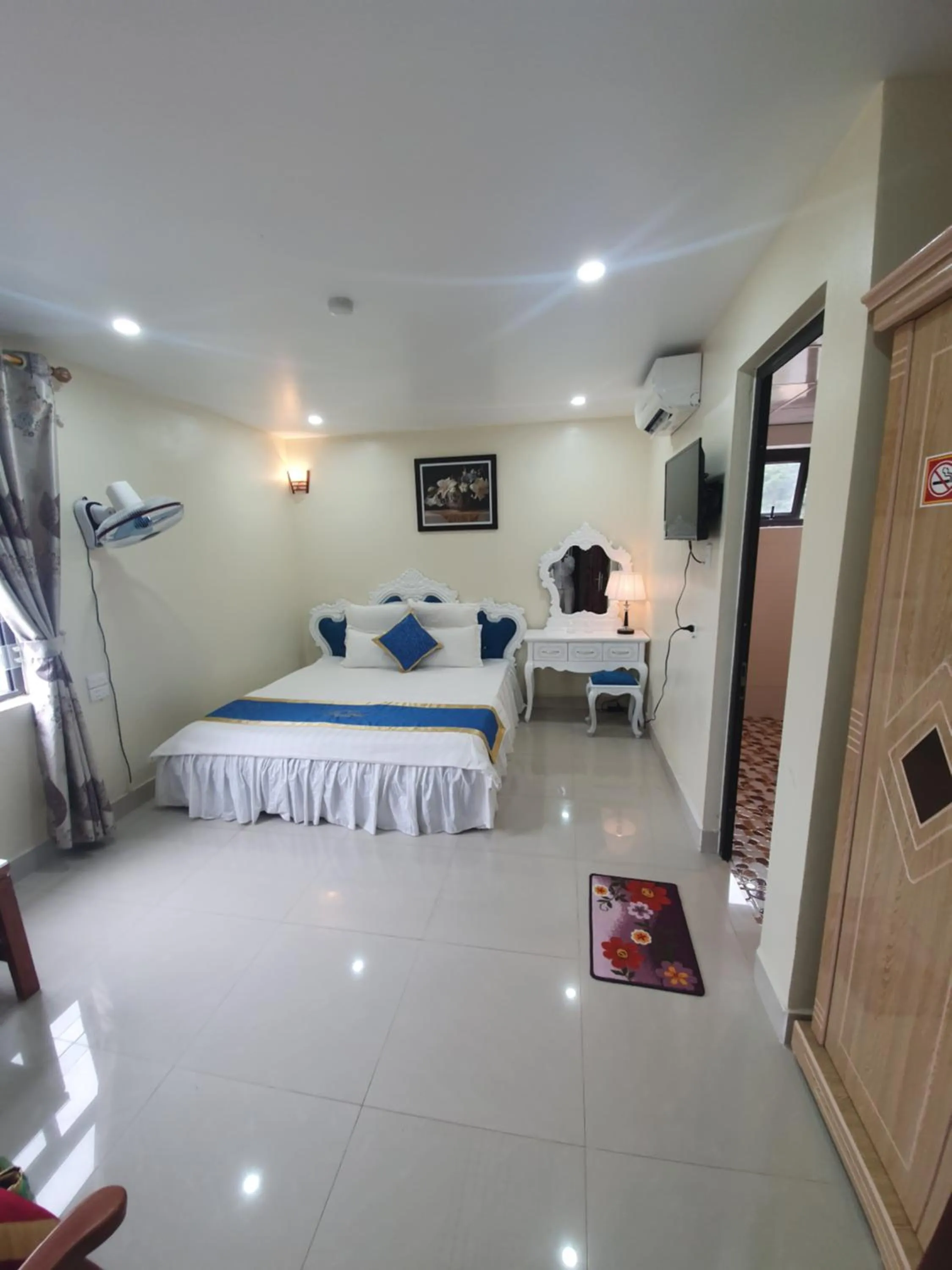 Bed in Cat Ba Thailand Hotel