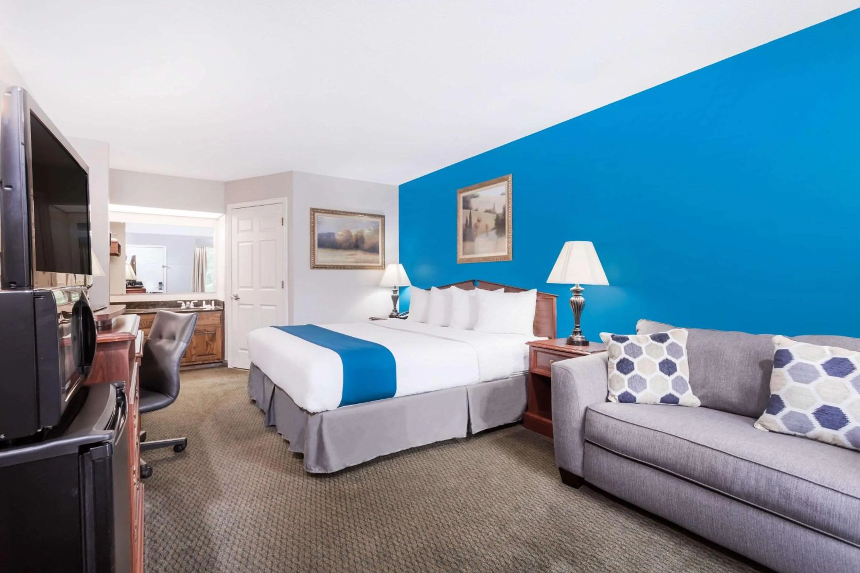 Photo of the whole room, Bed in Baymont by Wyndham Duncan/Spartanburg