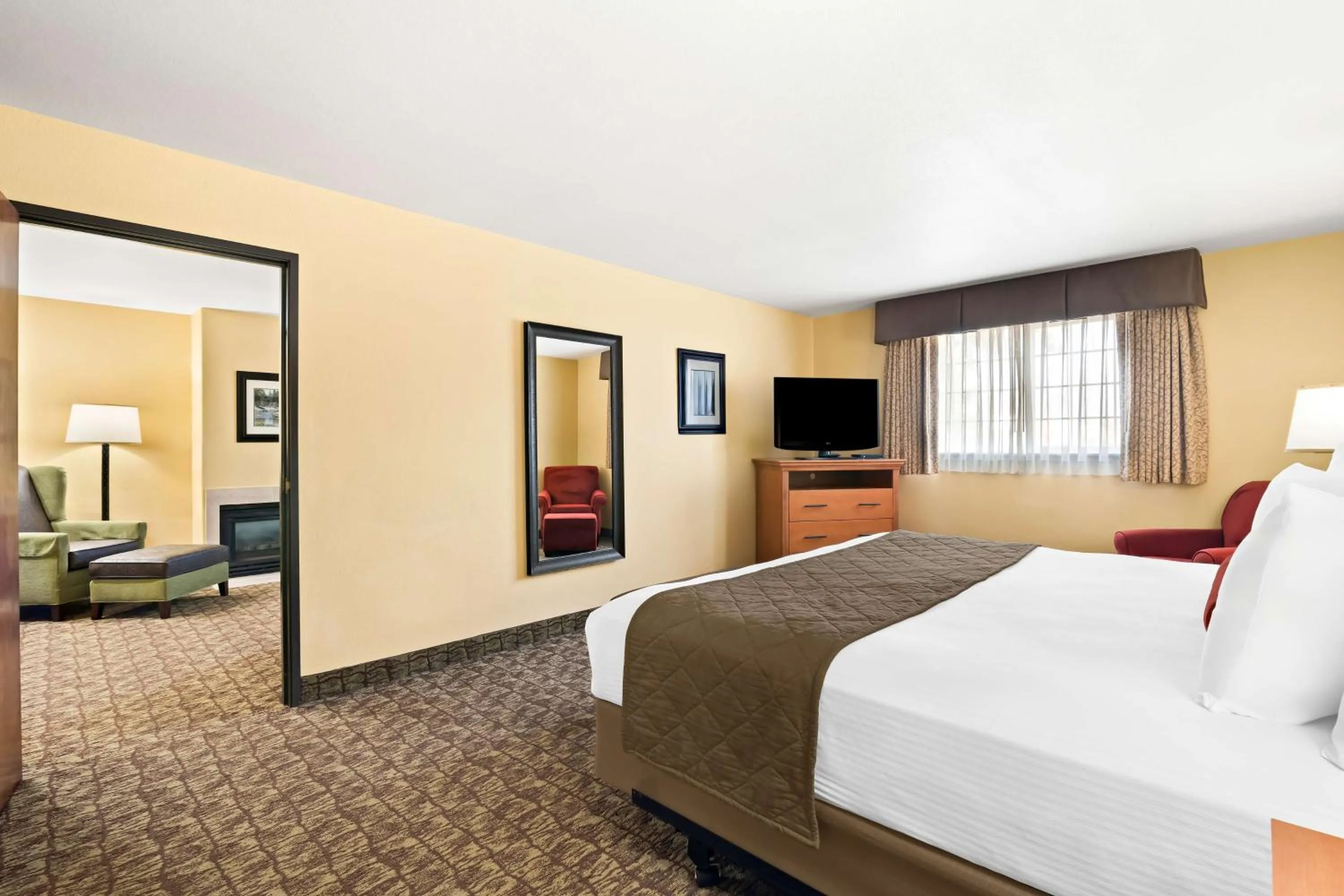 Photo of the whole room, Bed in Best Western Newberry Station