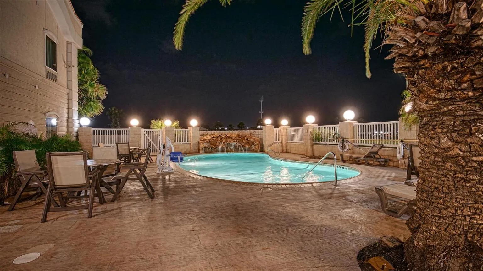 Swimming pool in Best Western Plus Portland