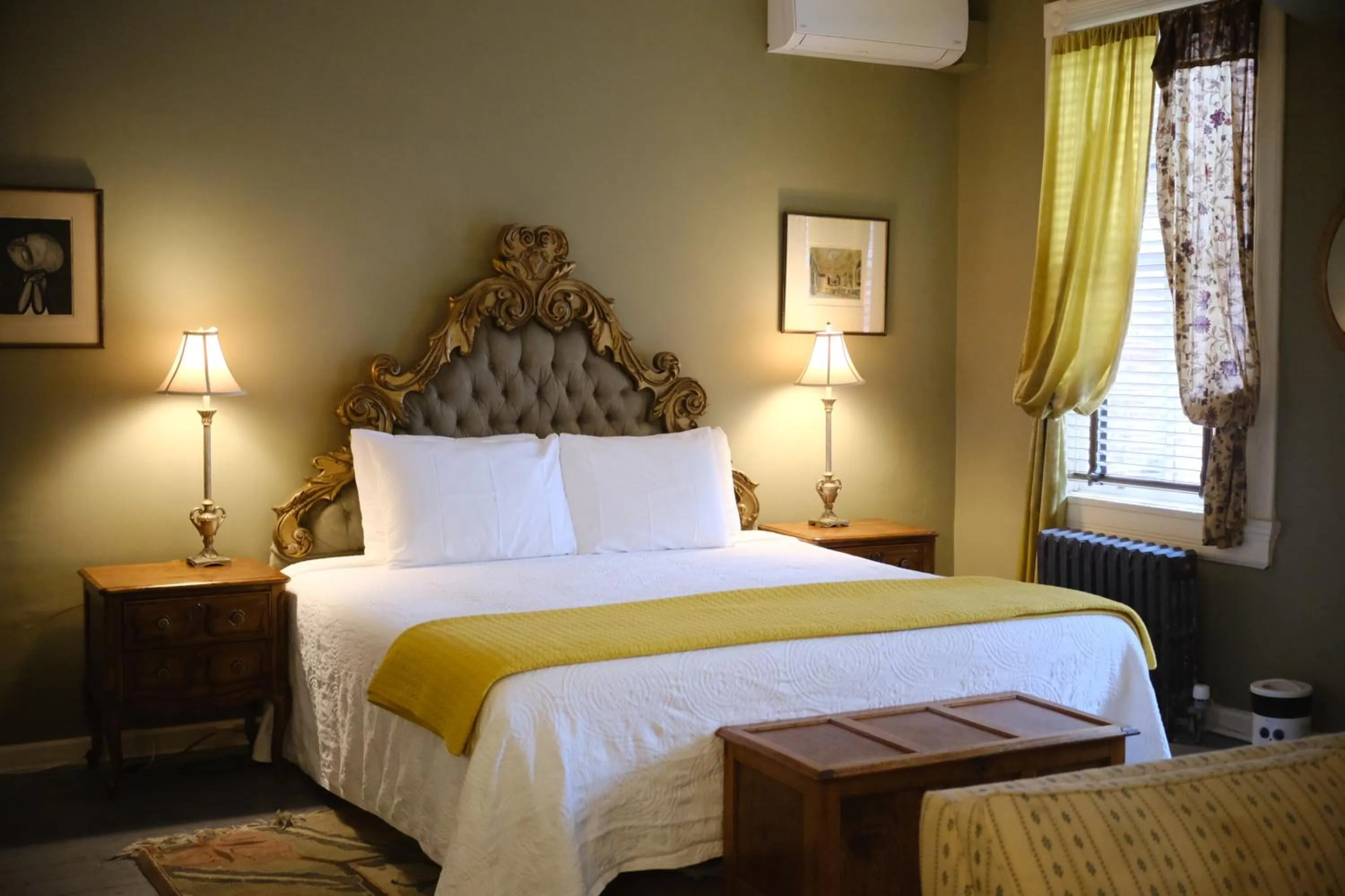 Bed in Hotel Tabard Inn