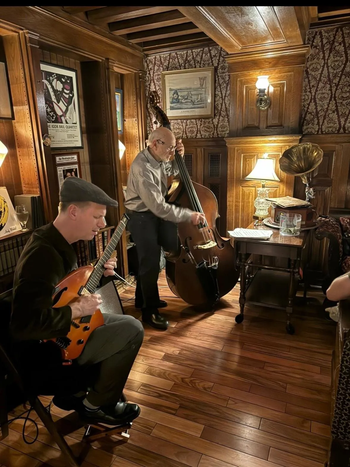 Evening entertainment in Hotel Tabard Inn