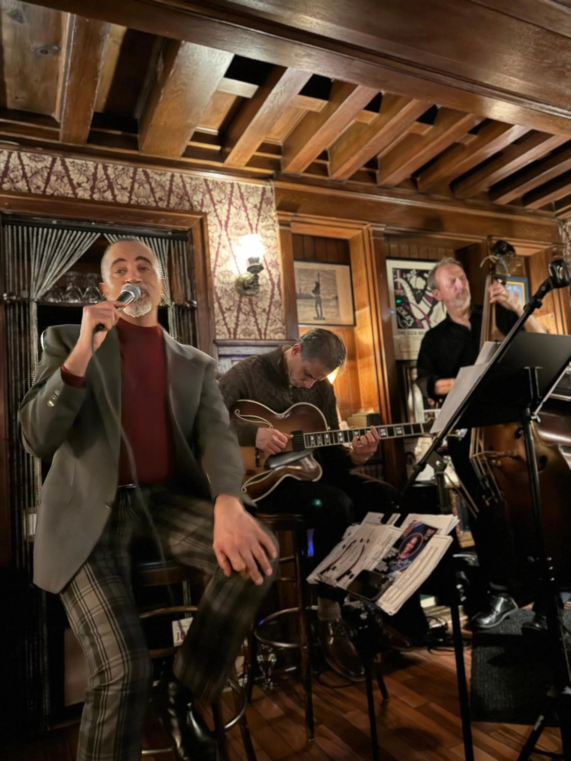 Evening entertainment in Hotel Tabard Inn