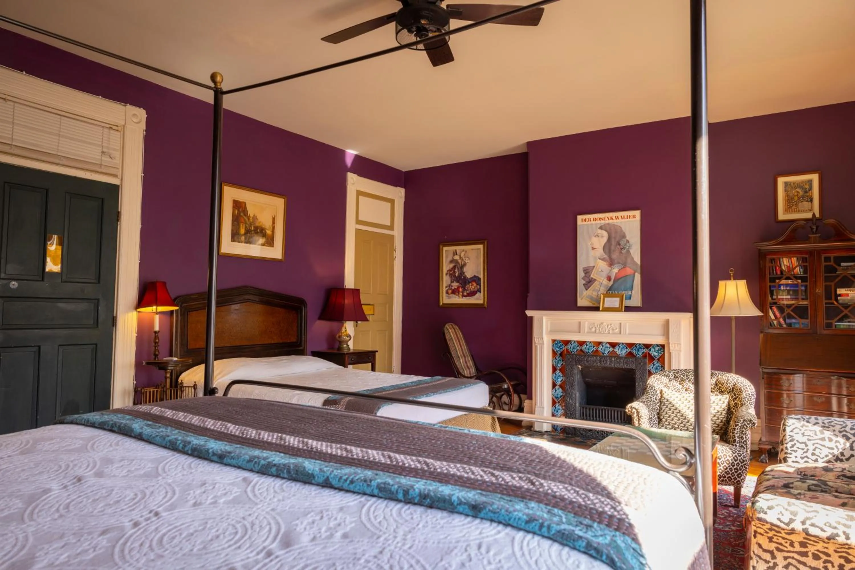 Bed in Hotel Tabard Inn