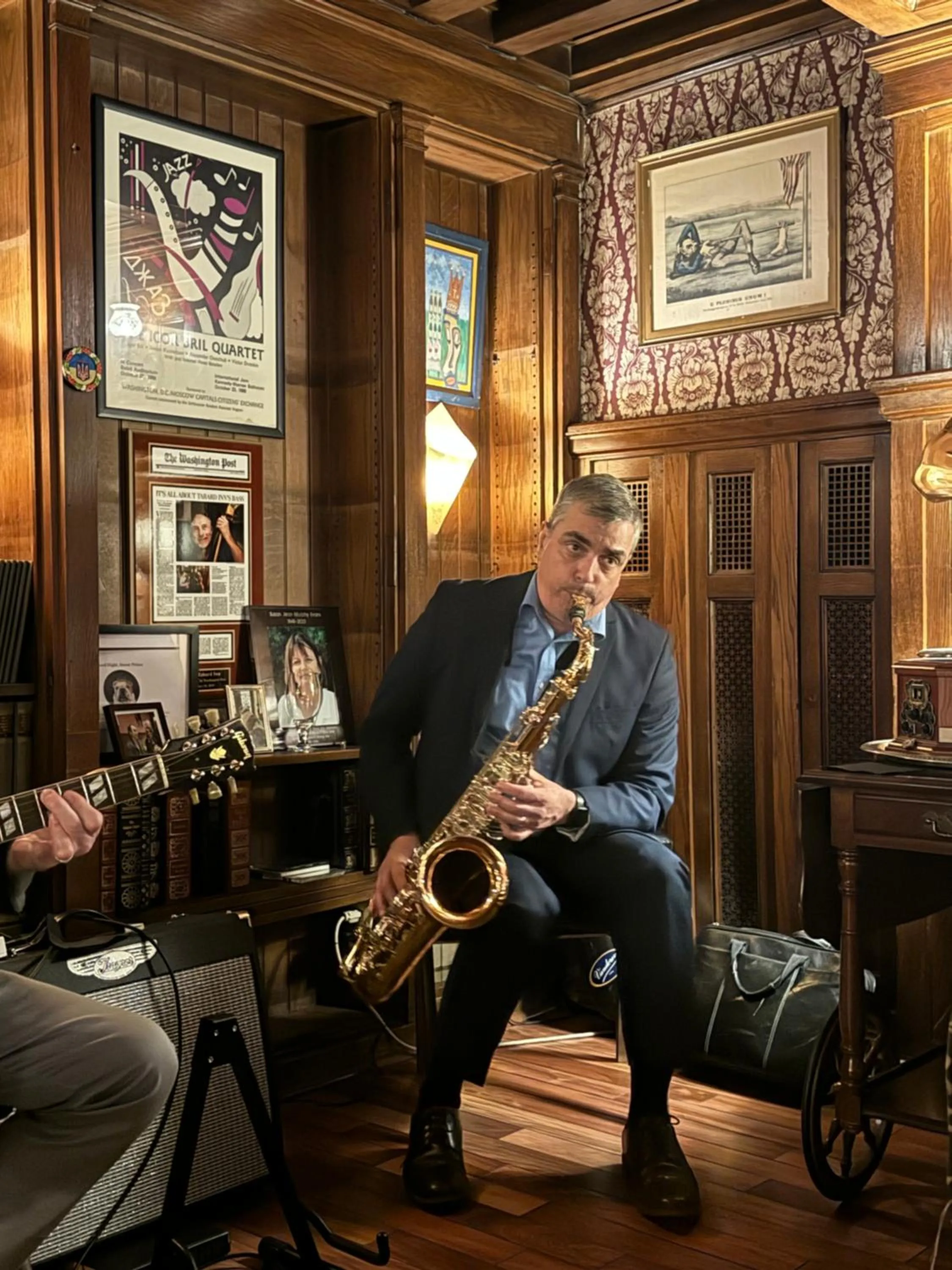 Evening entertainment in Hotel Tabard Inn