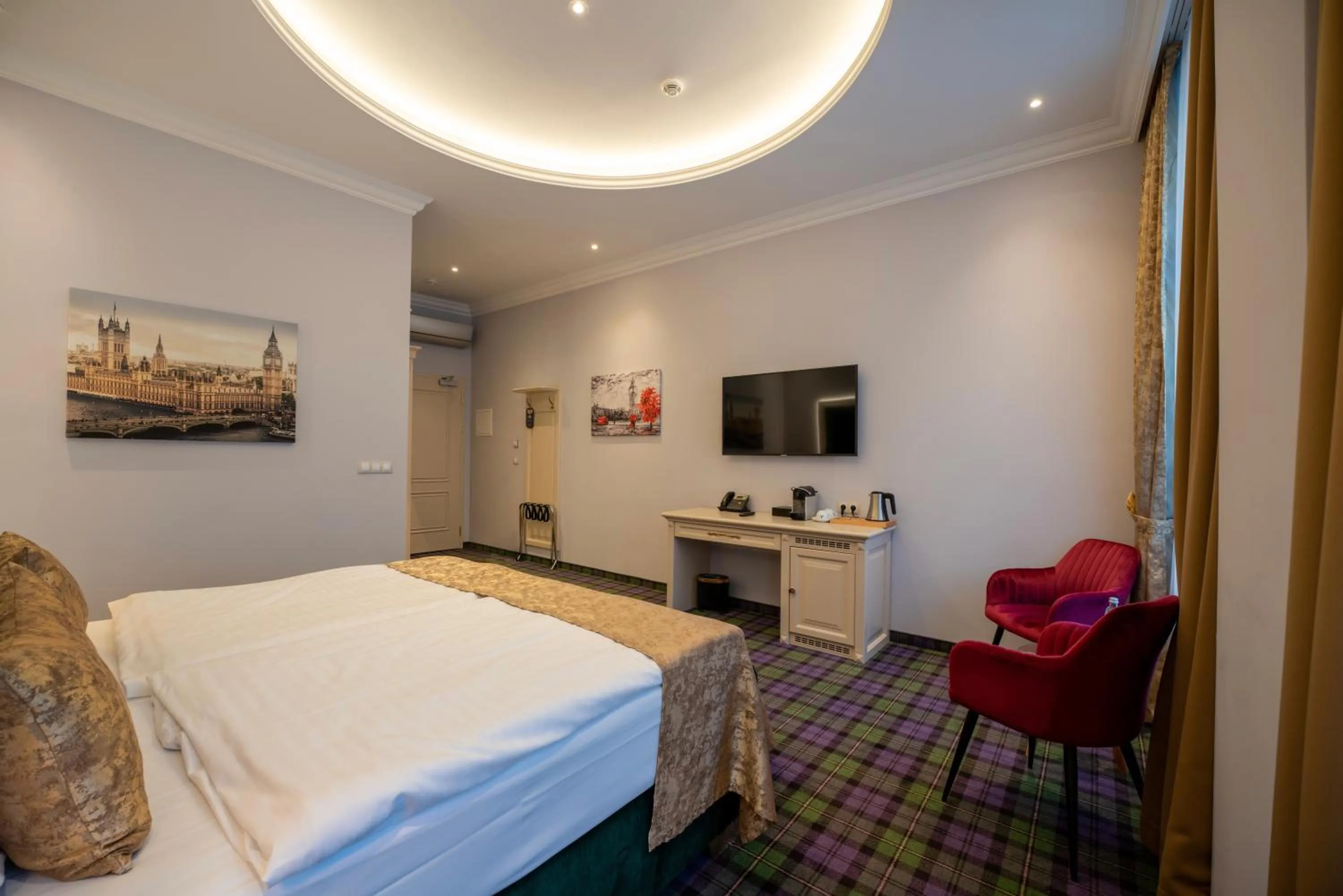 TV and multimedia, Bed in Golden Key Boutique Hotel