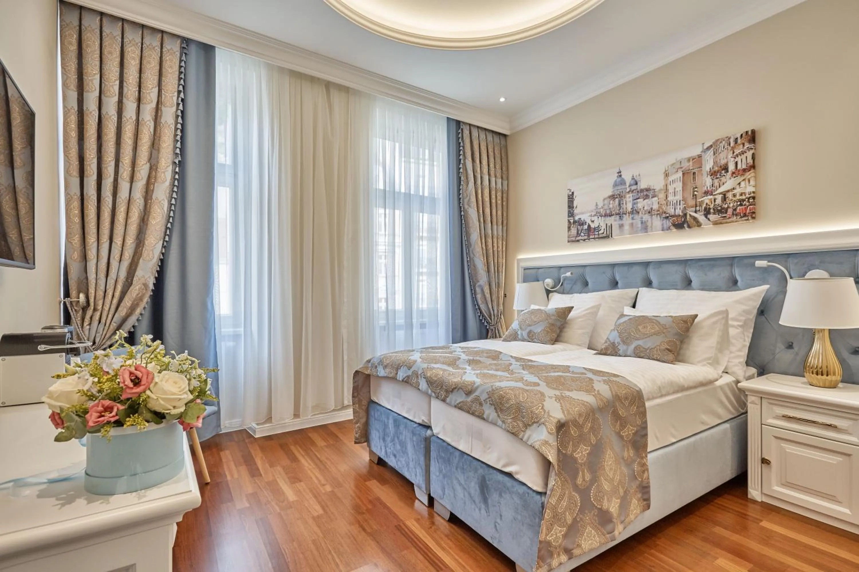 Bed in Golden Key Boutique Hotel