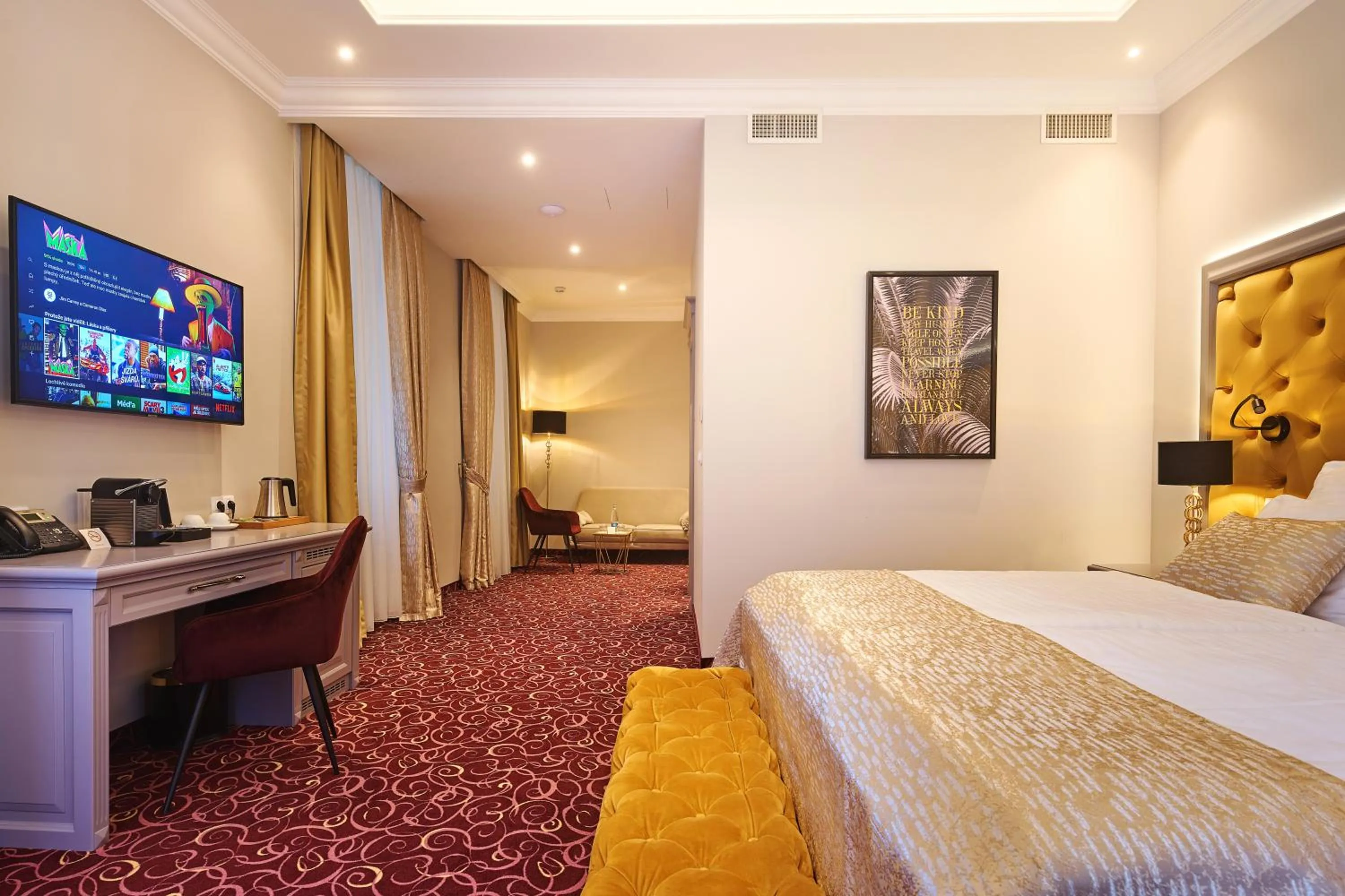 Communal lounge/ TV room, Bed in Golden Key Boutique Hotel