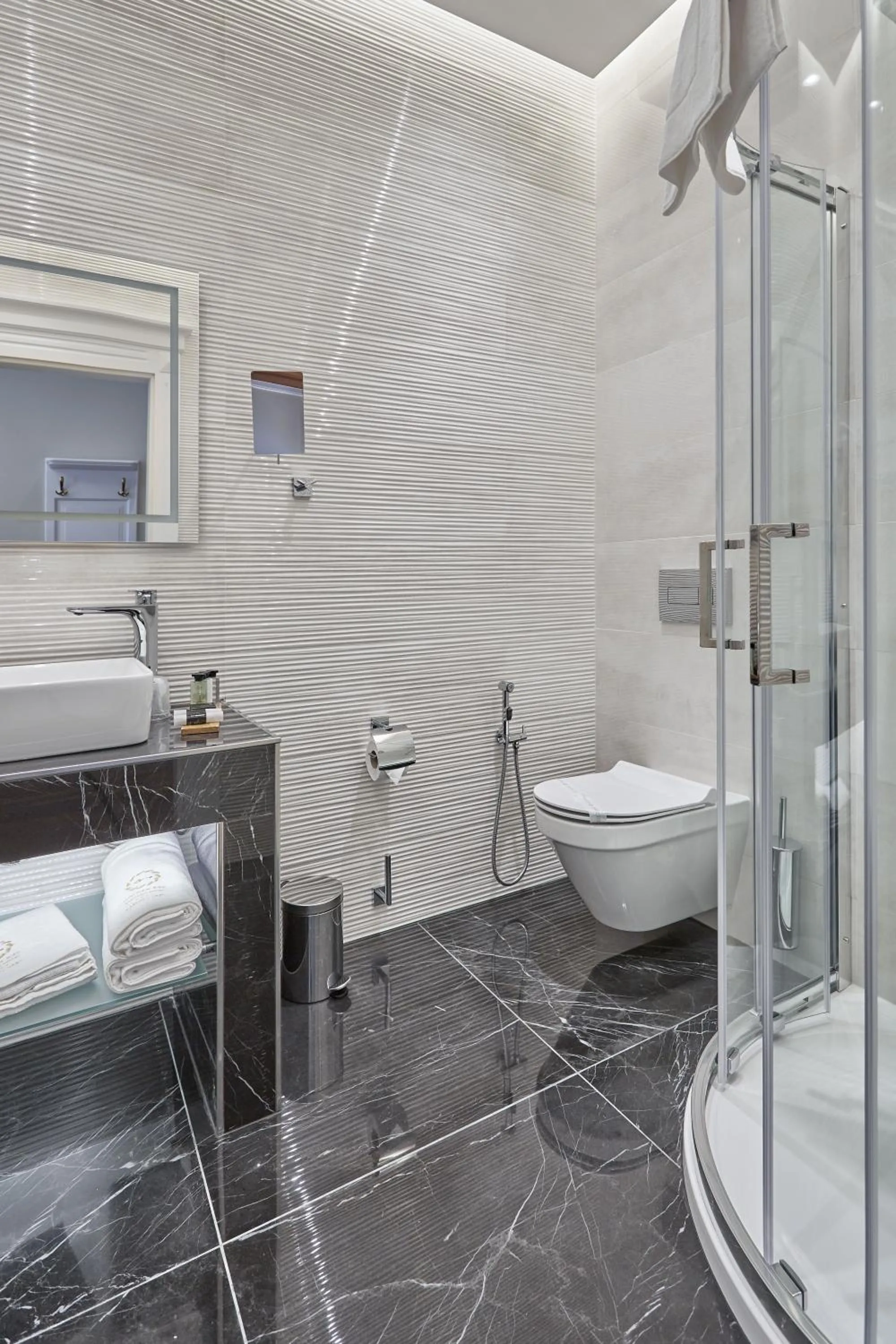 Shower in Golden Key Boutique Hotel