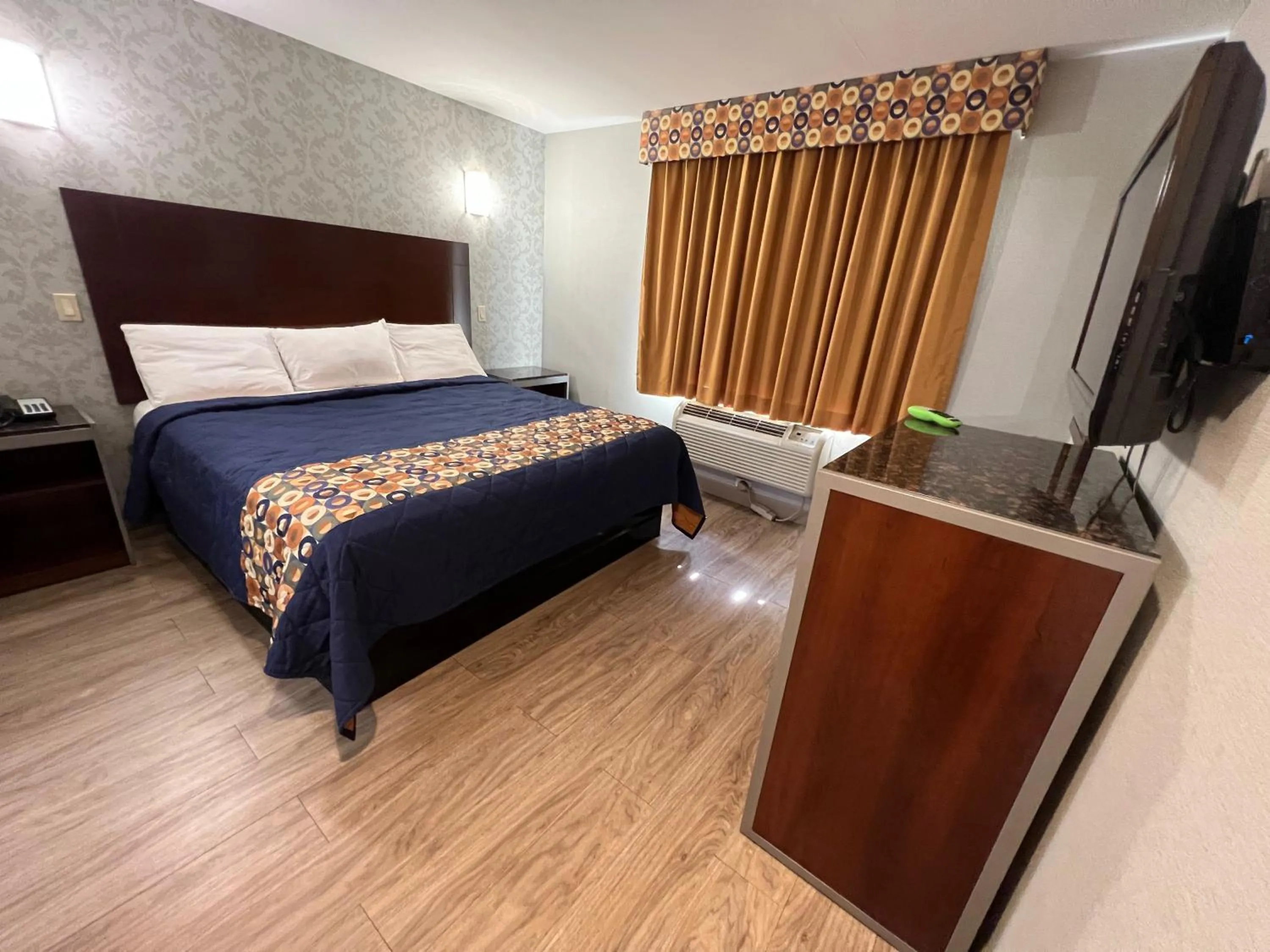 TV and multimedia, Bed in Atlantic Motor Inn