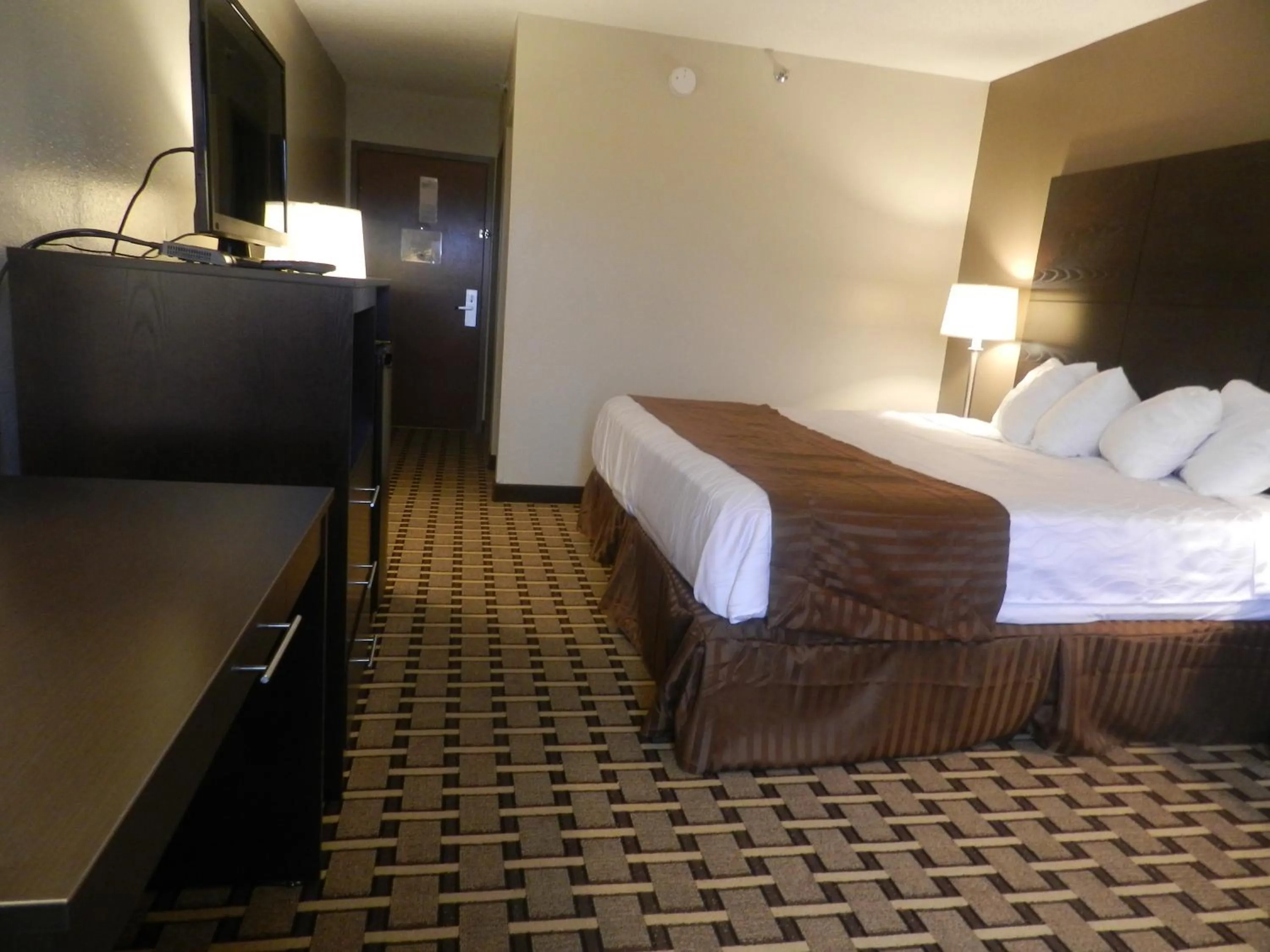 Photo of the whole room, Bed in Haven Inn & Suites
