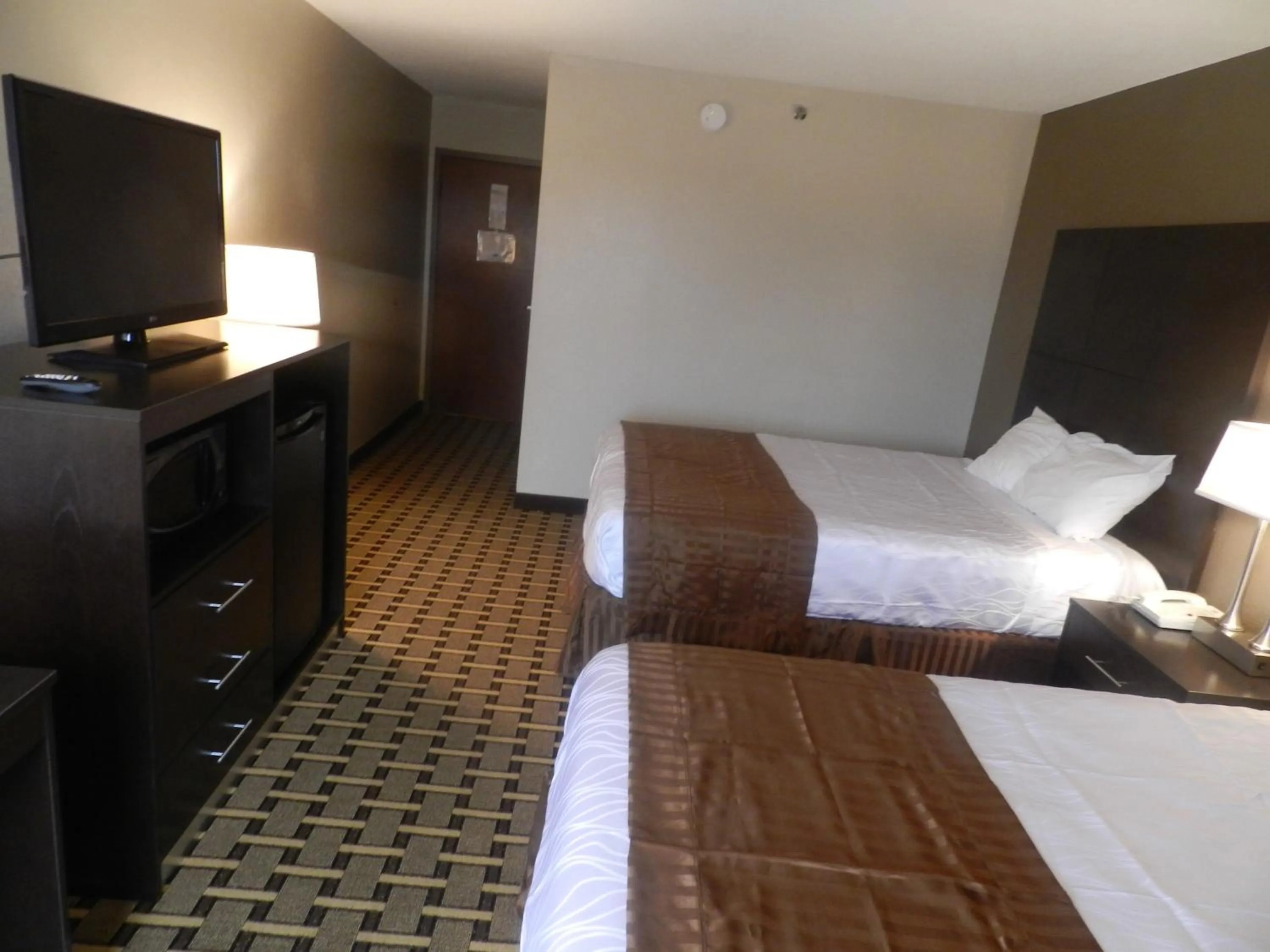 Photo of the whole room, Bed in Haven Inn & Suites