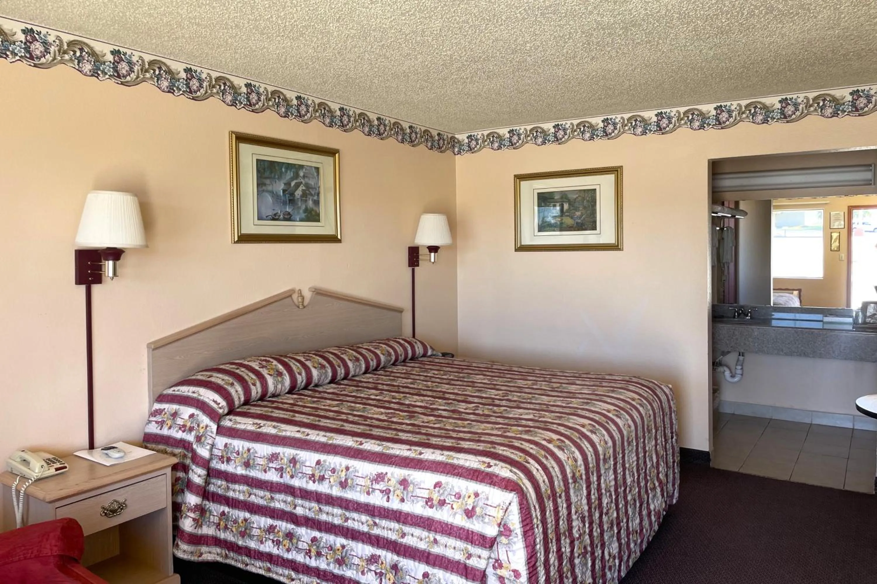 Bedroom, Bed in Seminole Inn Near New Mexico Hwy 62