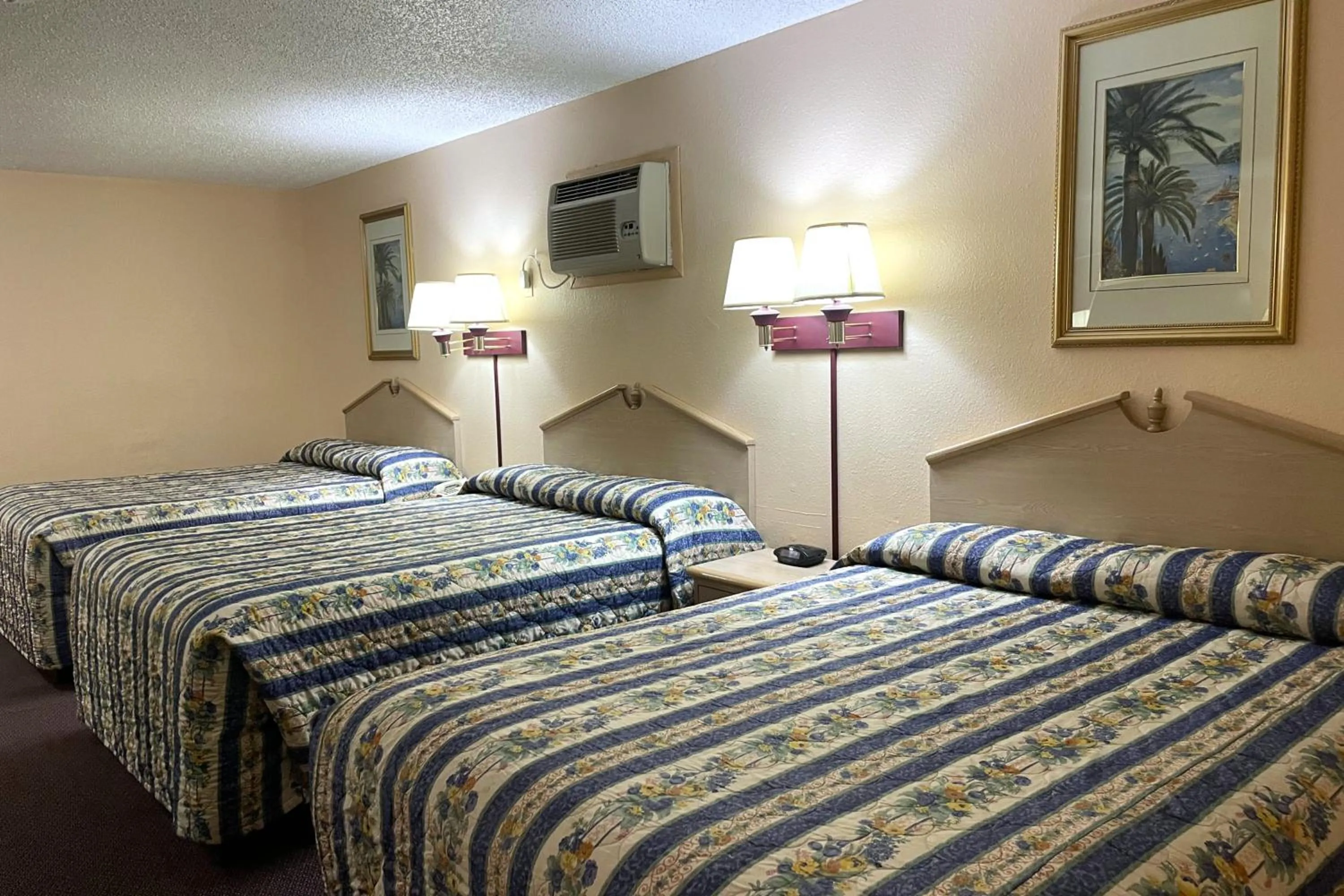 Bedroom, Bed in Seminole Inn Near New Mexico Hwy 62