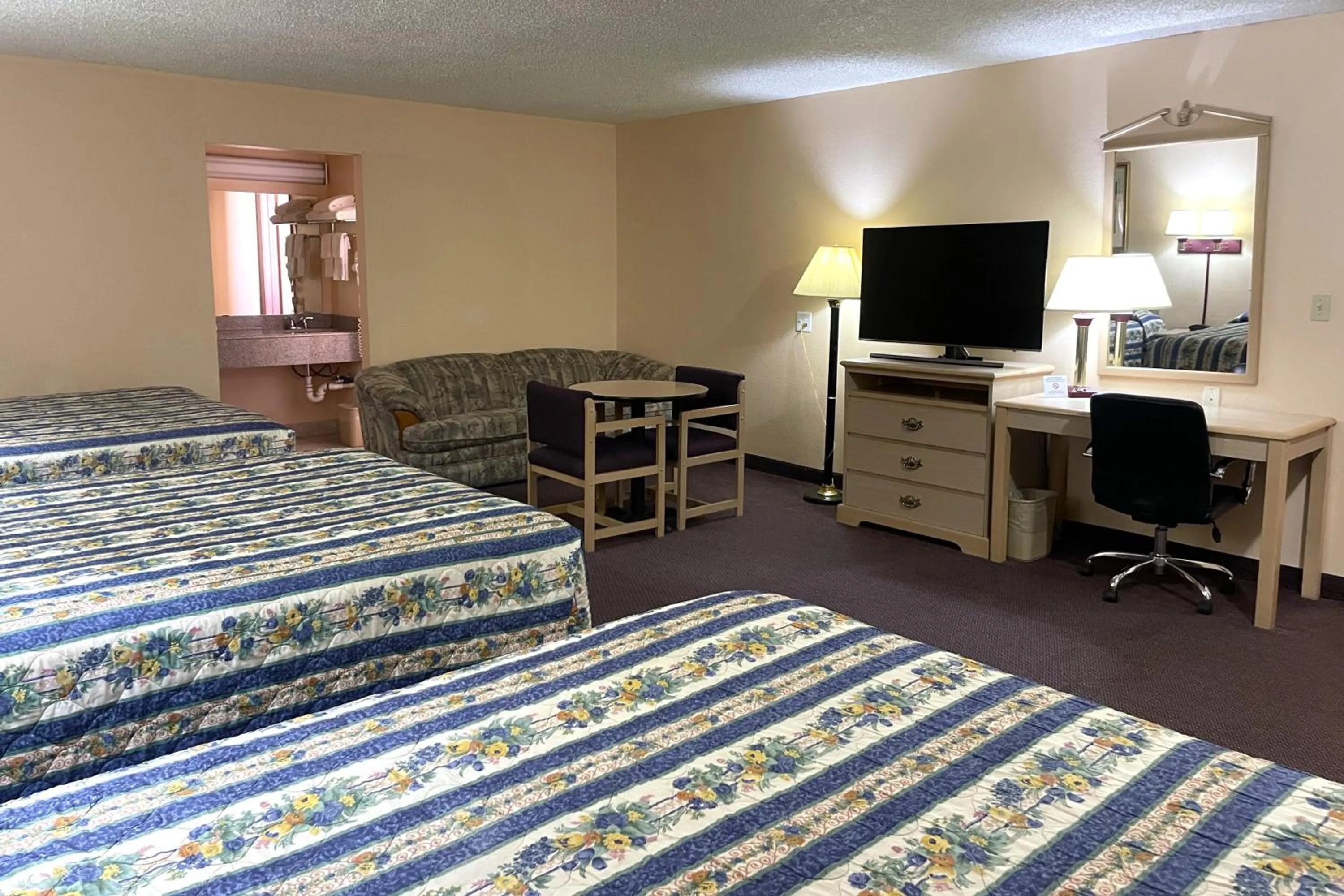 Bedroom, Bed in Seminole Inn Near New Mexico Hwy 62