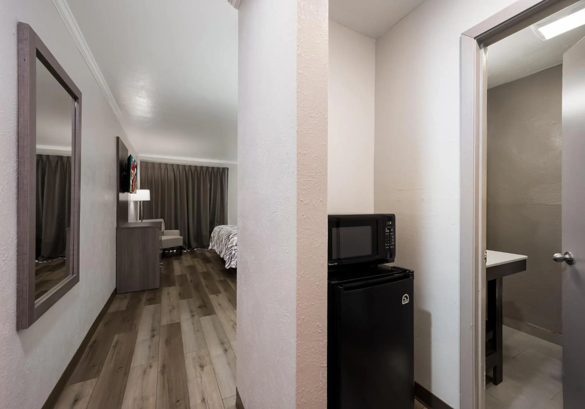 Photo of the whole room in Red Roof Inn Madisonville