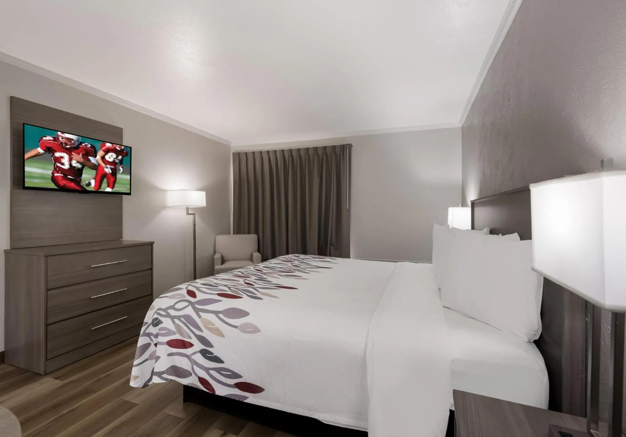 Photo of the whole room, Bed in Red Roof Inn Madisonville