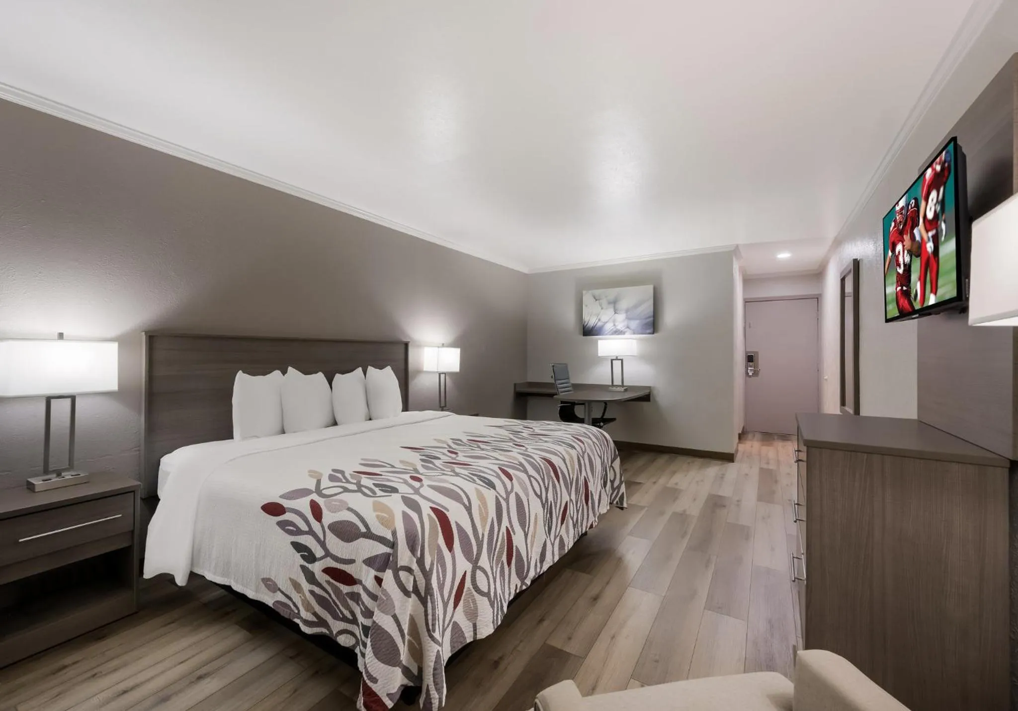 Photo of the whole room, Bed in Red Roof Inn Madisonville