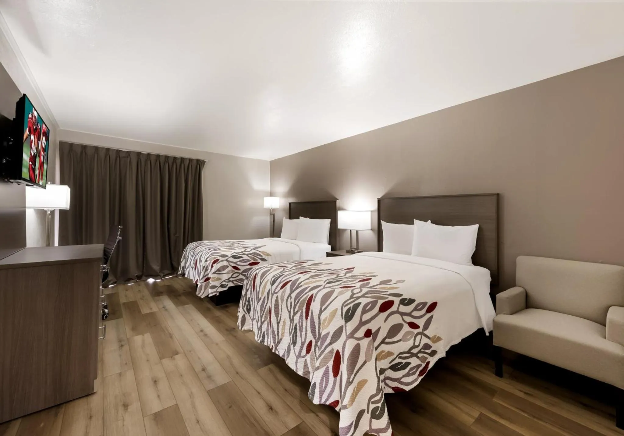 Photo of the whole room, Bed in Red Roof Inn Madisonville