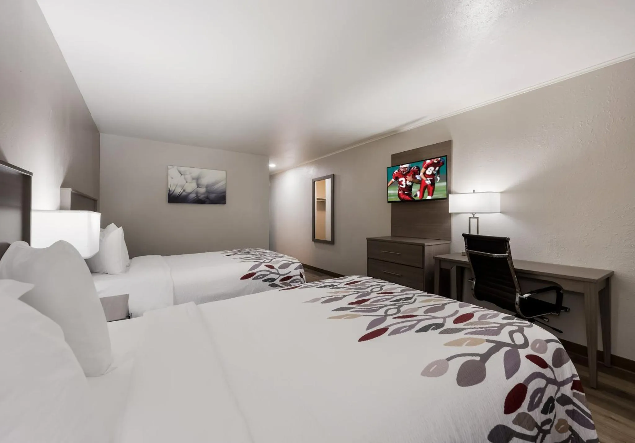 Photo of the whole room, Bed in Red Roof Inn Madisonville