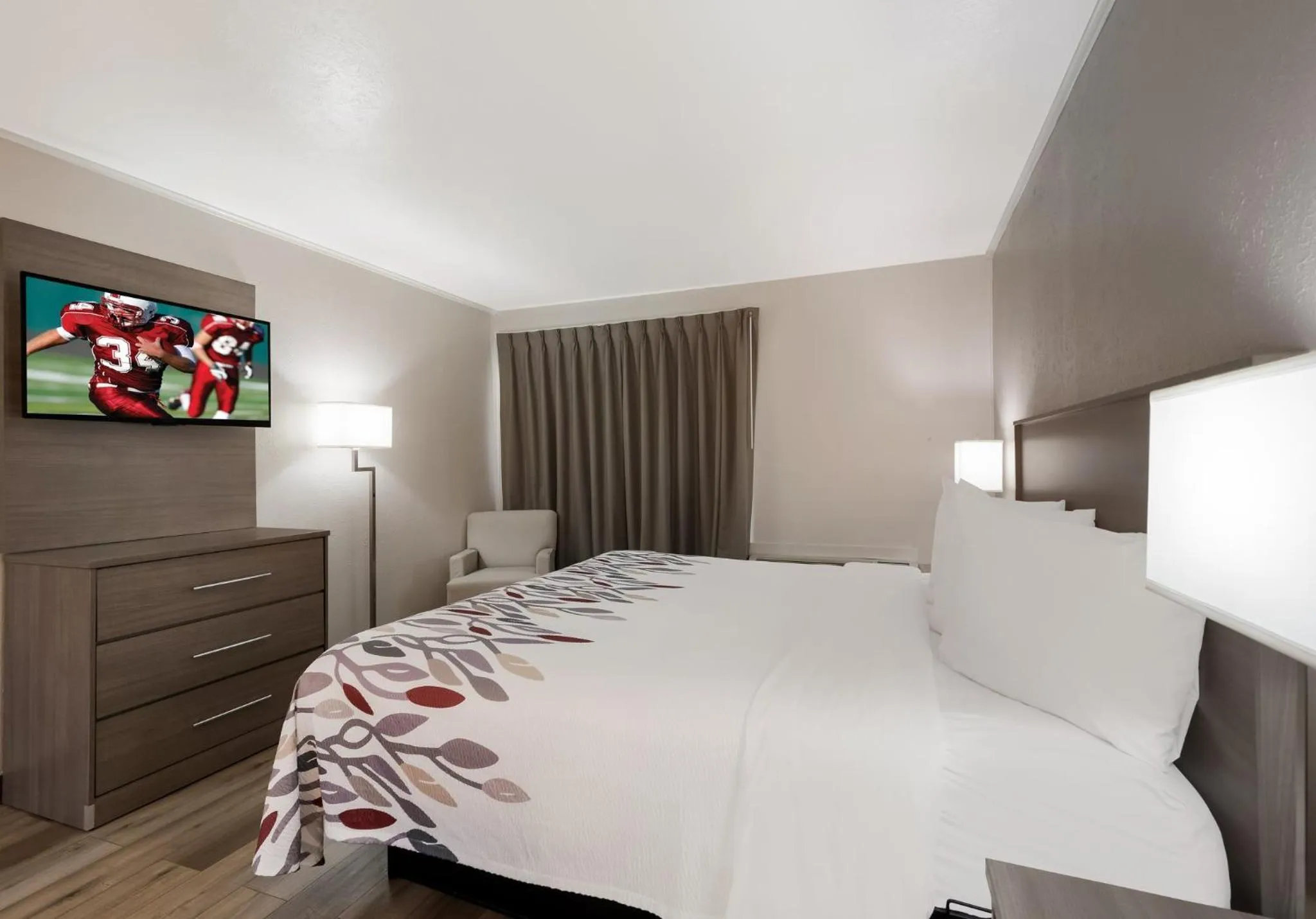 Bedroom, Bed in Red Roof Inn Madisonville