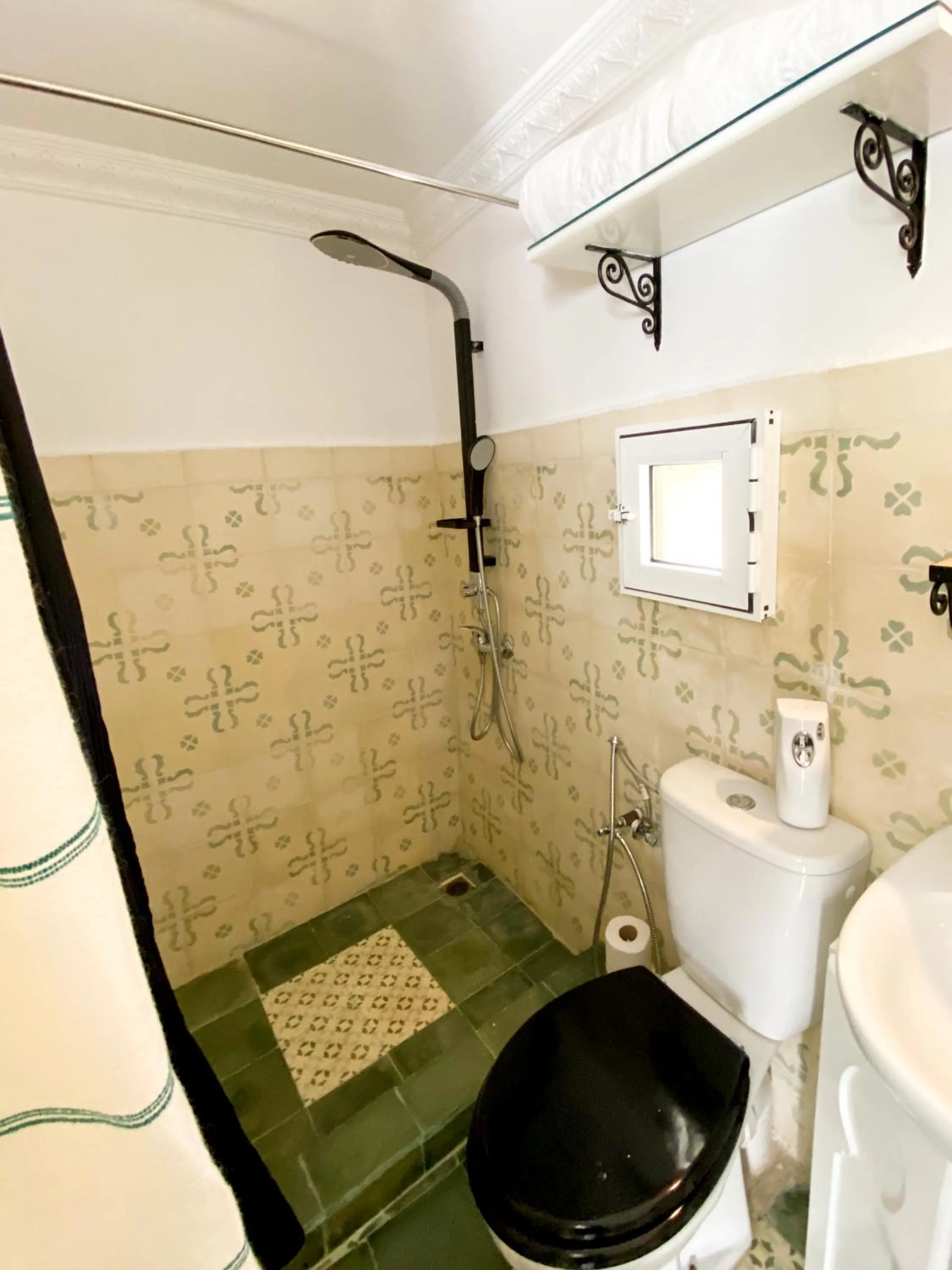 Shower in Dar Tinjâa