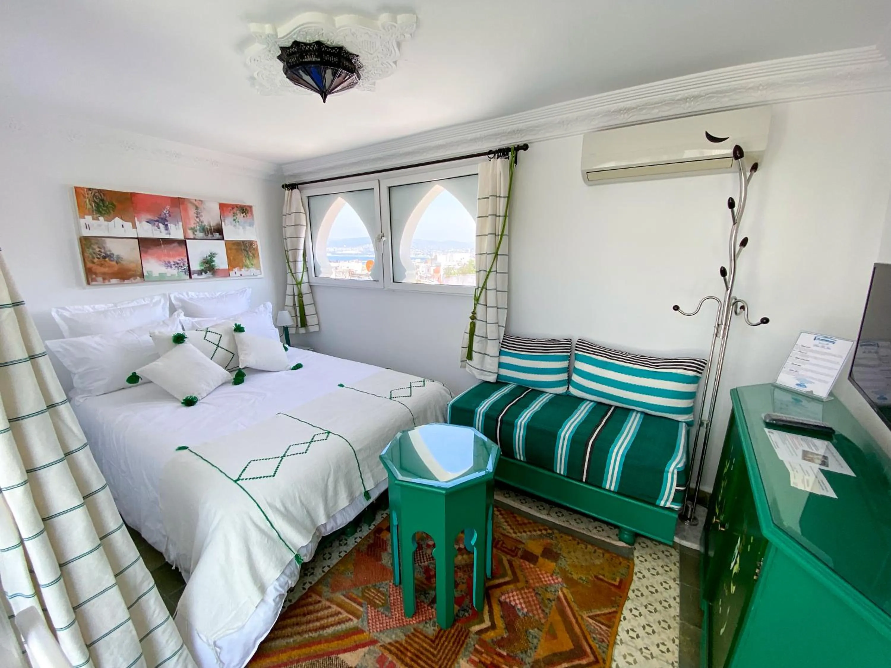 Communal lounge/ TV room, Bed in Dar Tinjâa