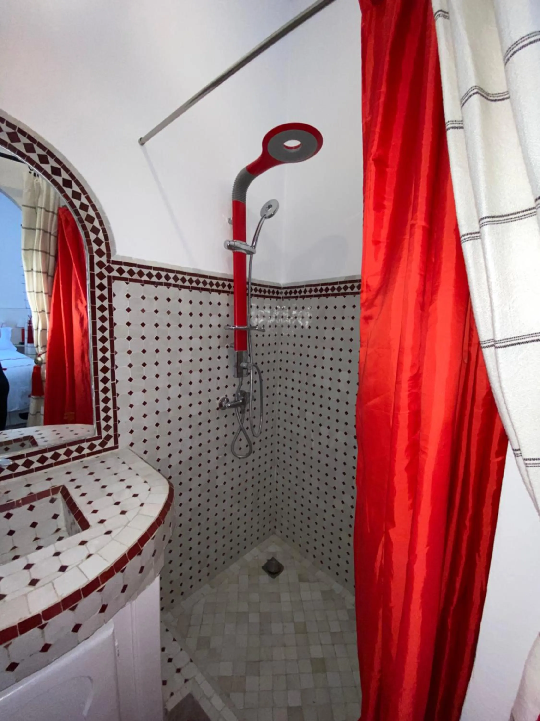 Shower in Dar Tinjâa