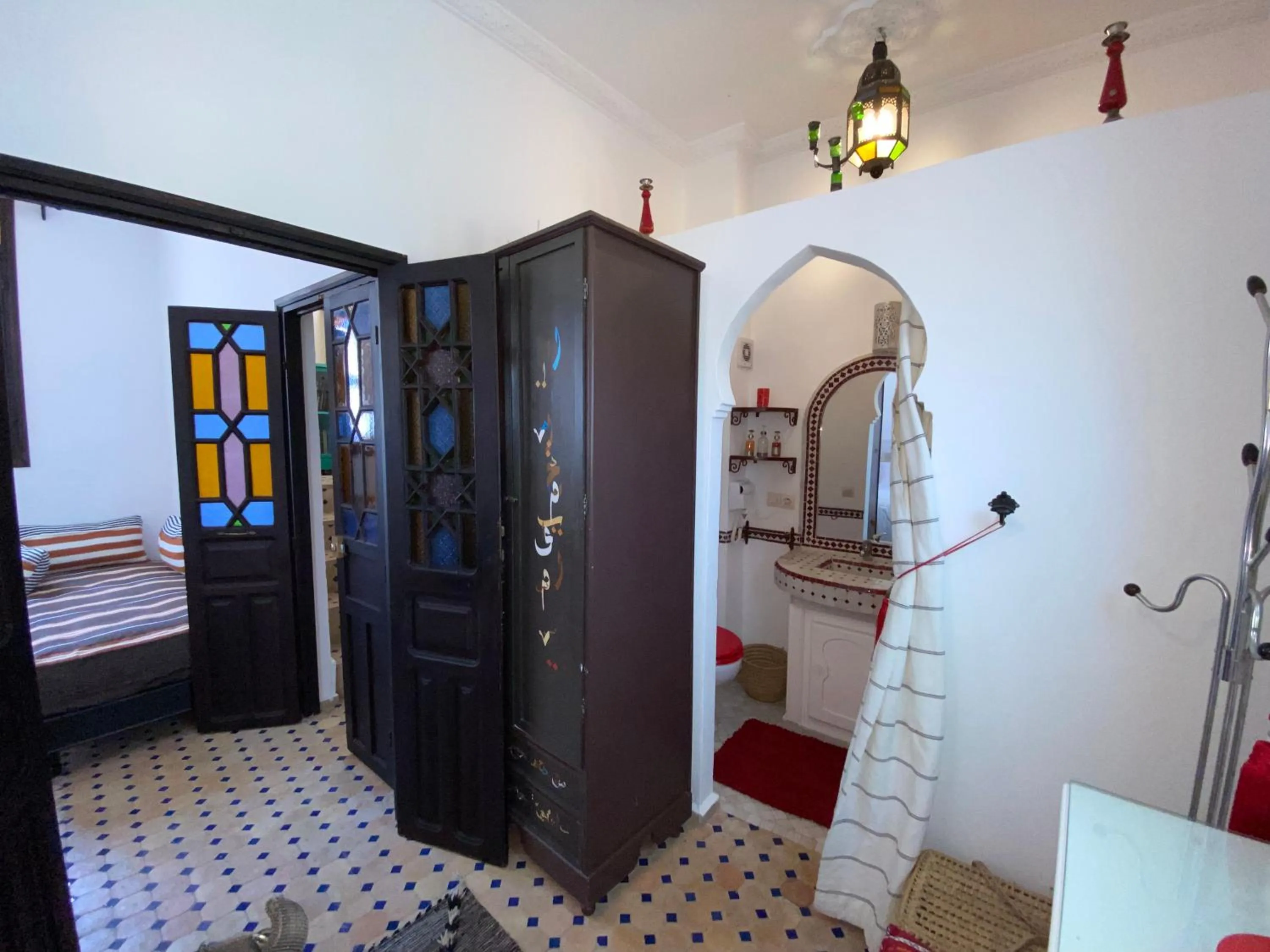 Bathroom, Bed in Dar Tinjâa
