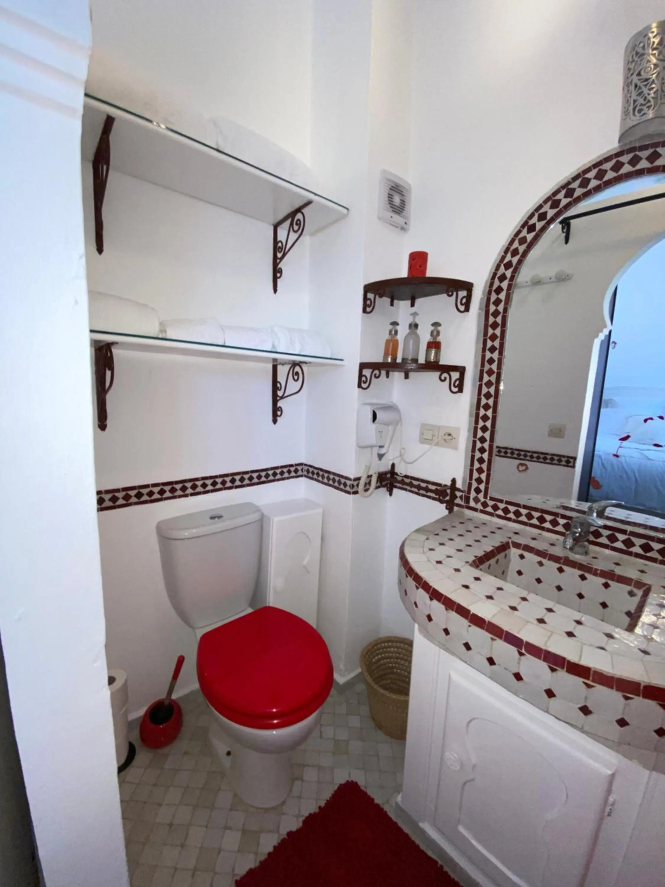 Shower in Dar Tinjâa