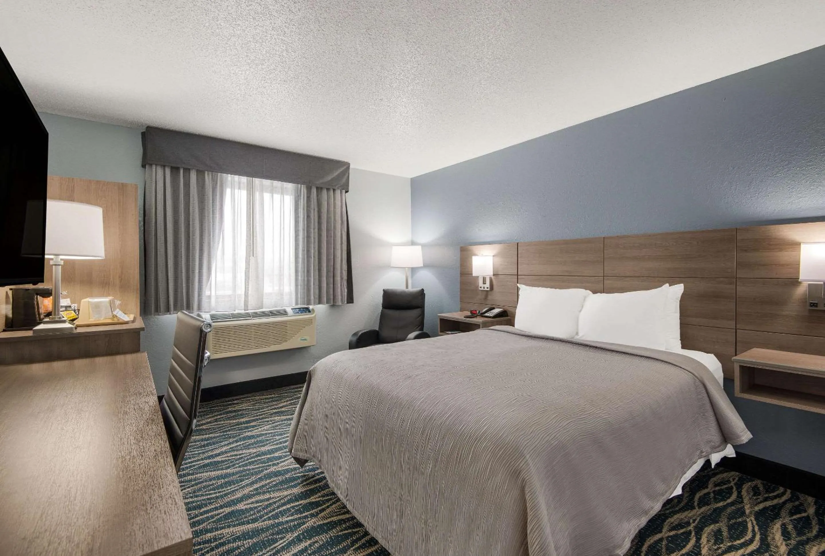 Bedroom, Bed in Quality Inn Oneida near Casino