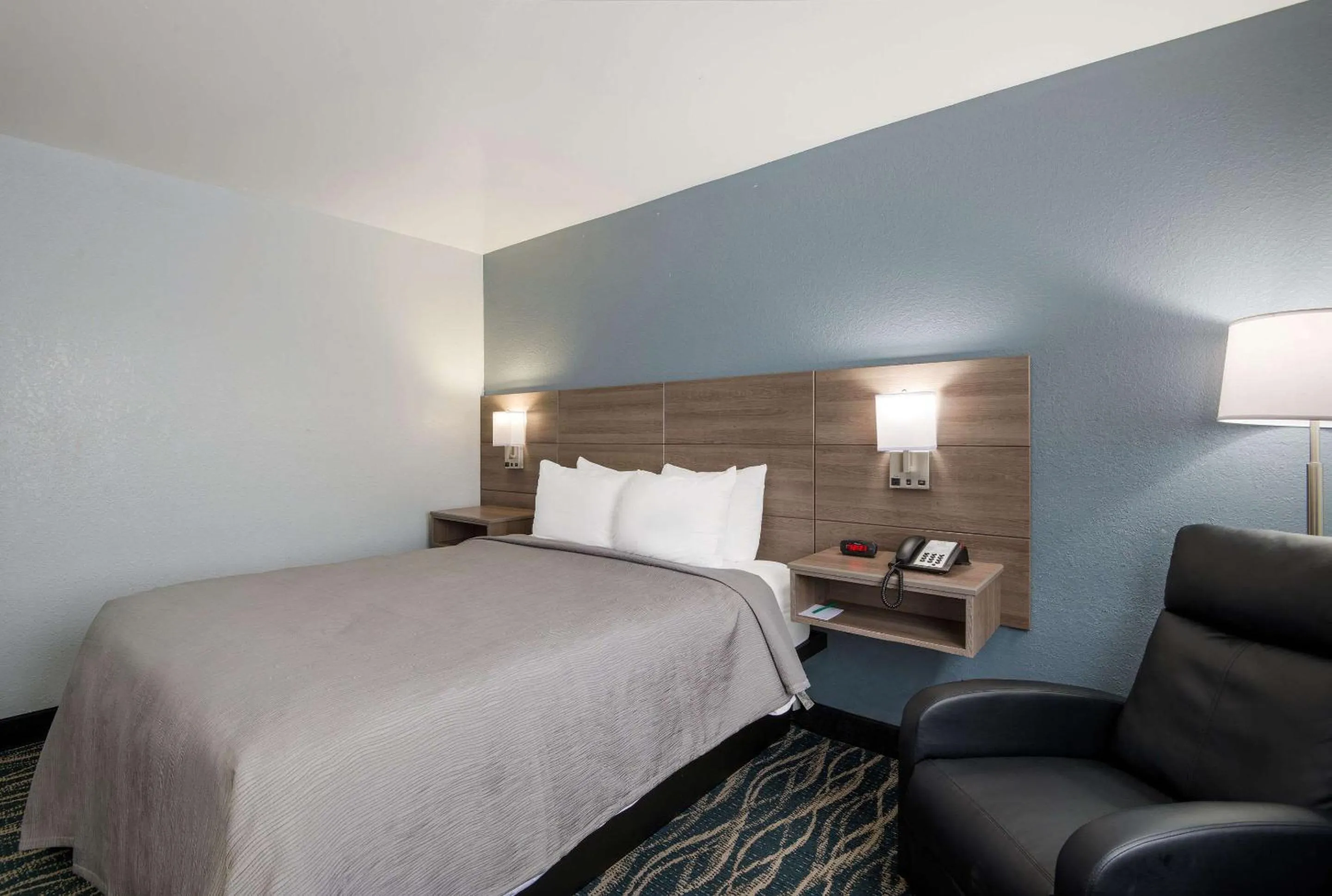 Bedroom, Bed in Quality Inn Oneida near Casino