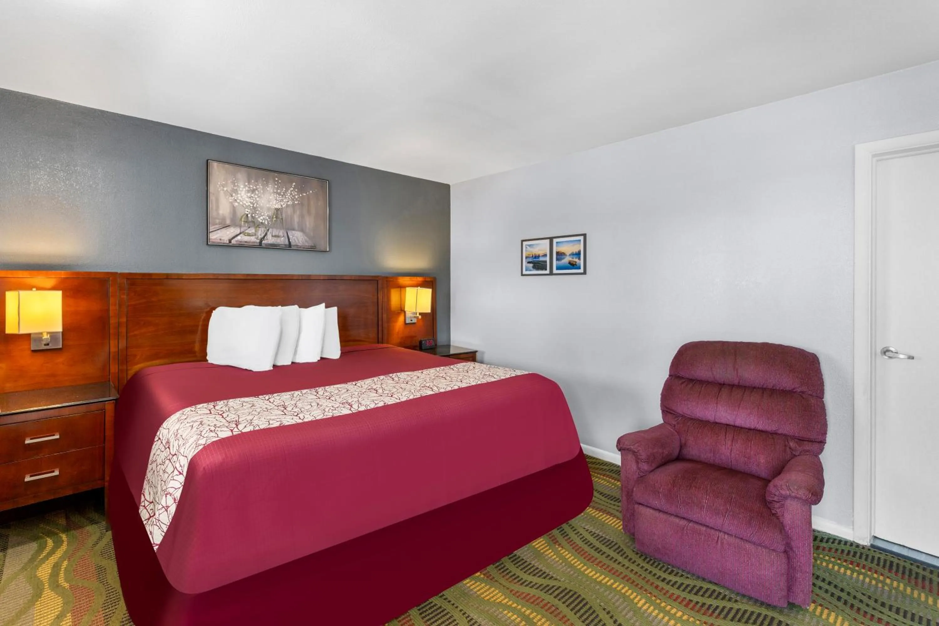 Bed in Americas Best Value Inn Belleville