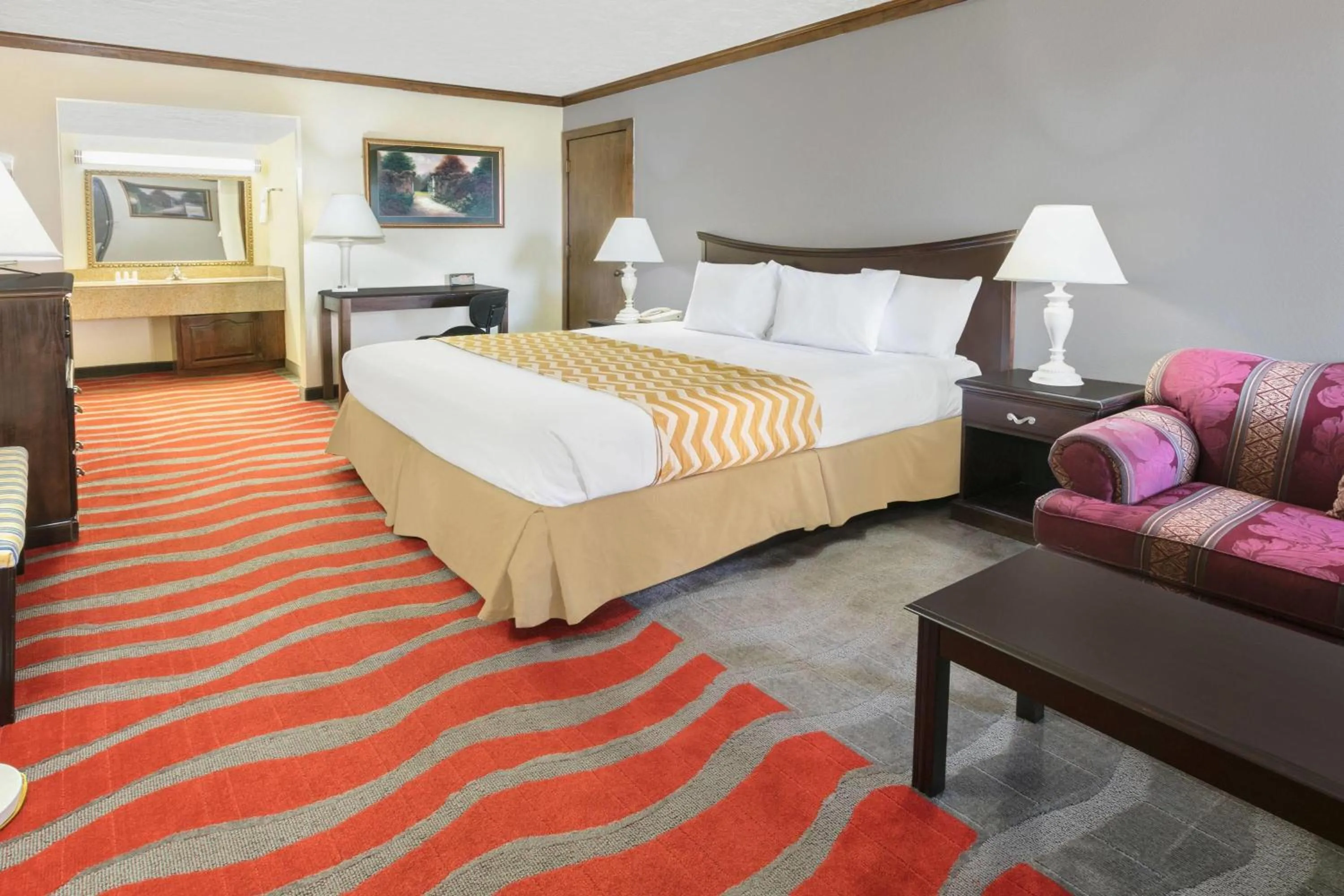Photo of the whole room, Bed in Travelodge Inn & Suites by Wyndham Norman