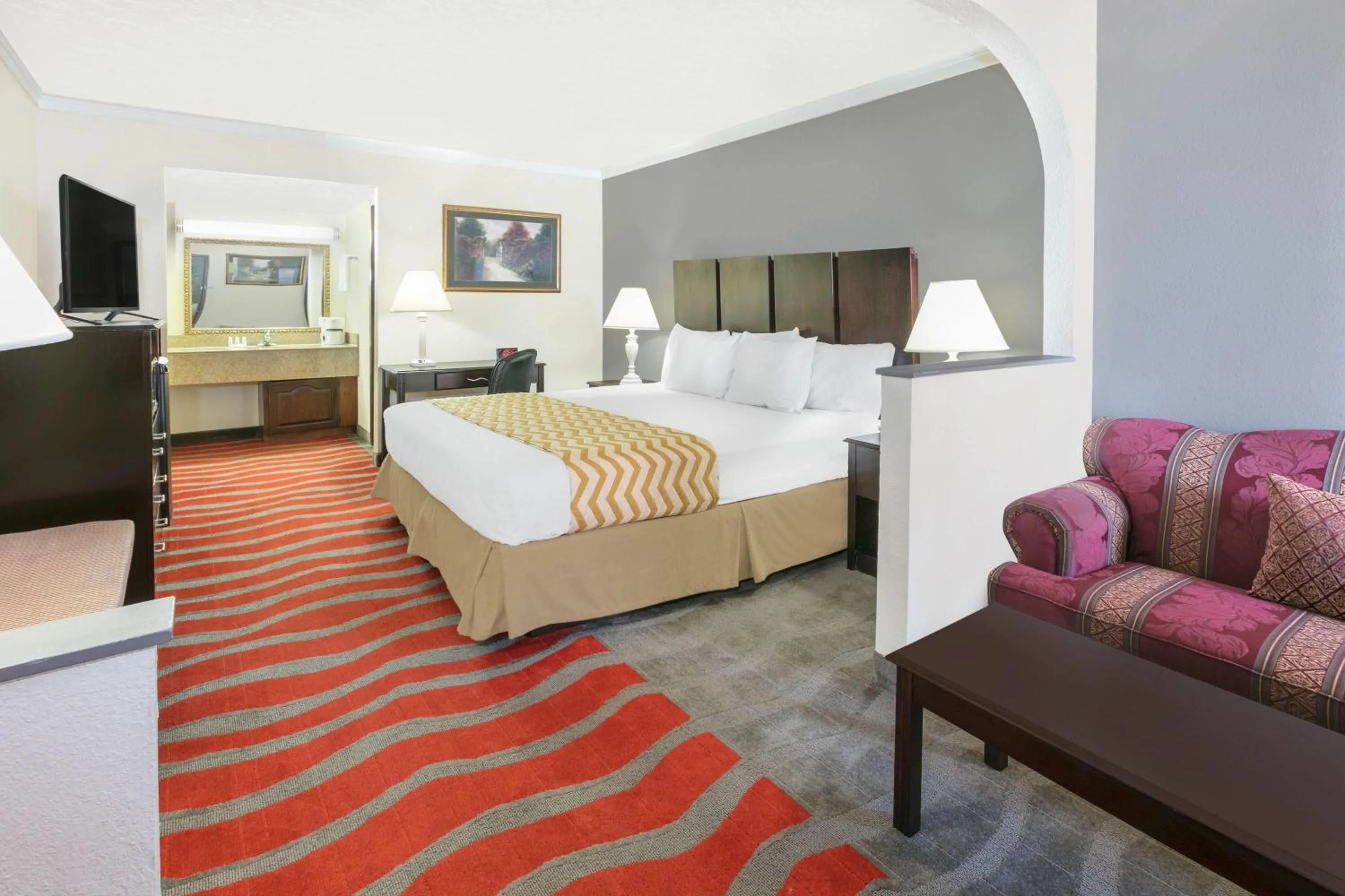 Photo of the whole room, Bed in Travelodge Inn & Suites by Wyndham Norman