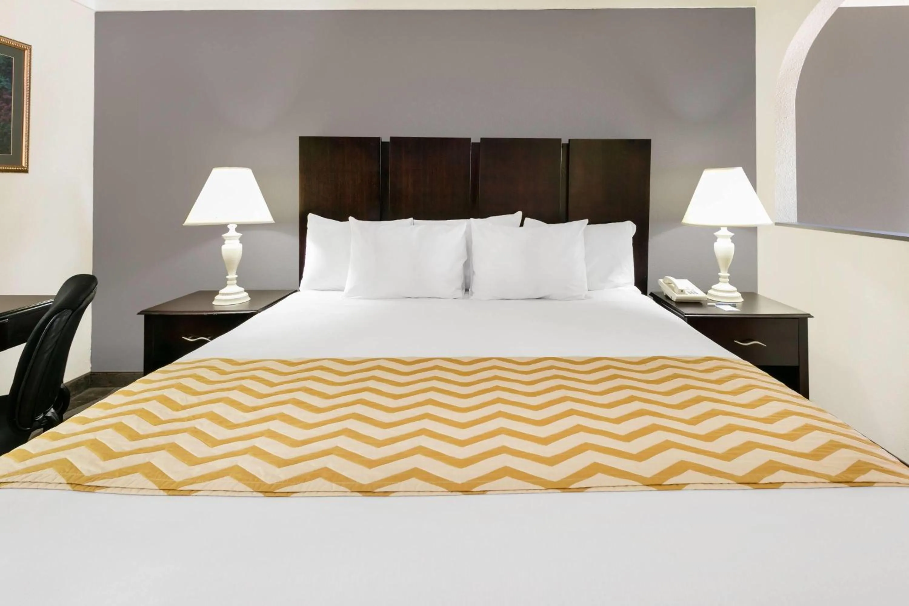 Photo of the whole room, Bed in Travelodge Inn & Suites by Wyndham Norman