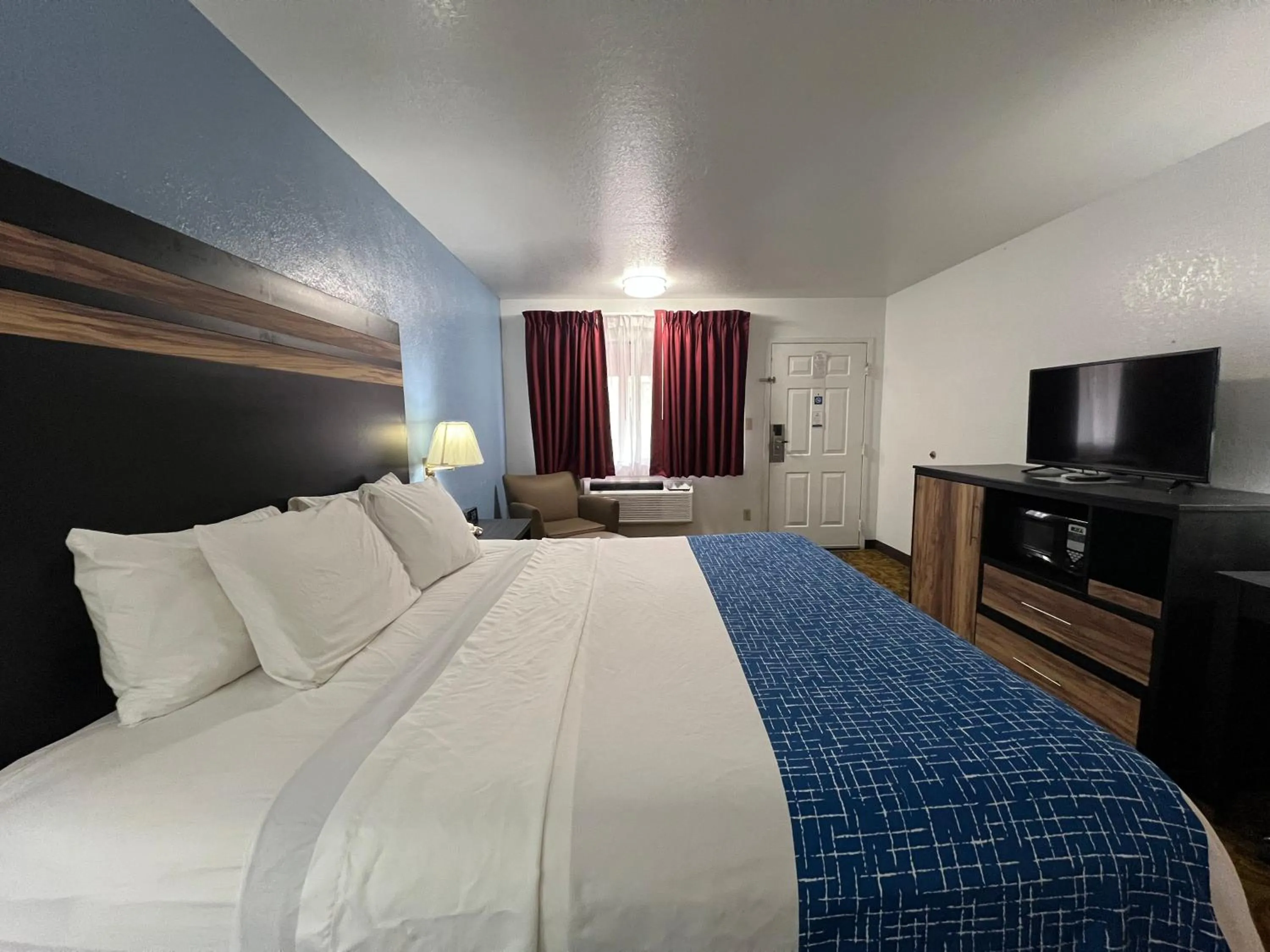 Bedroom, Bed in Travelodge by Wyndham Truth or Consequences