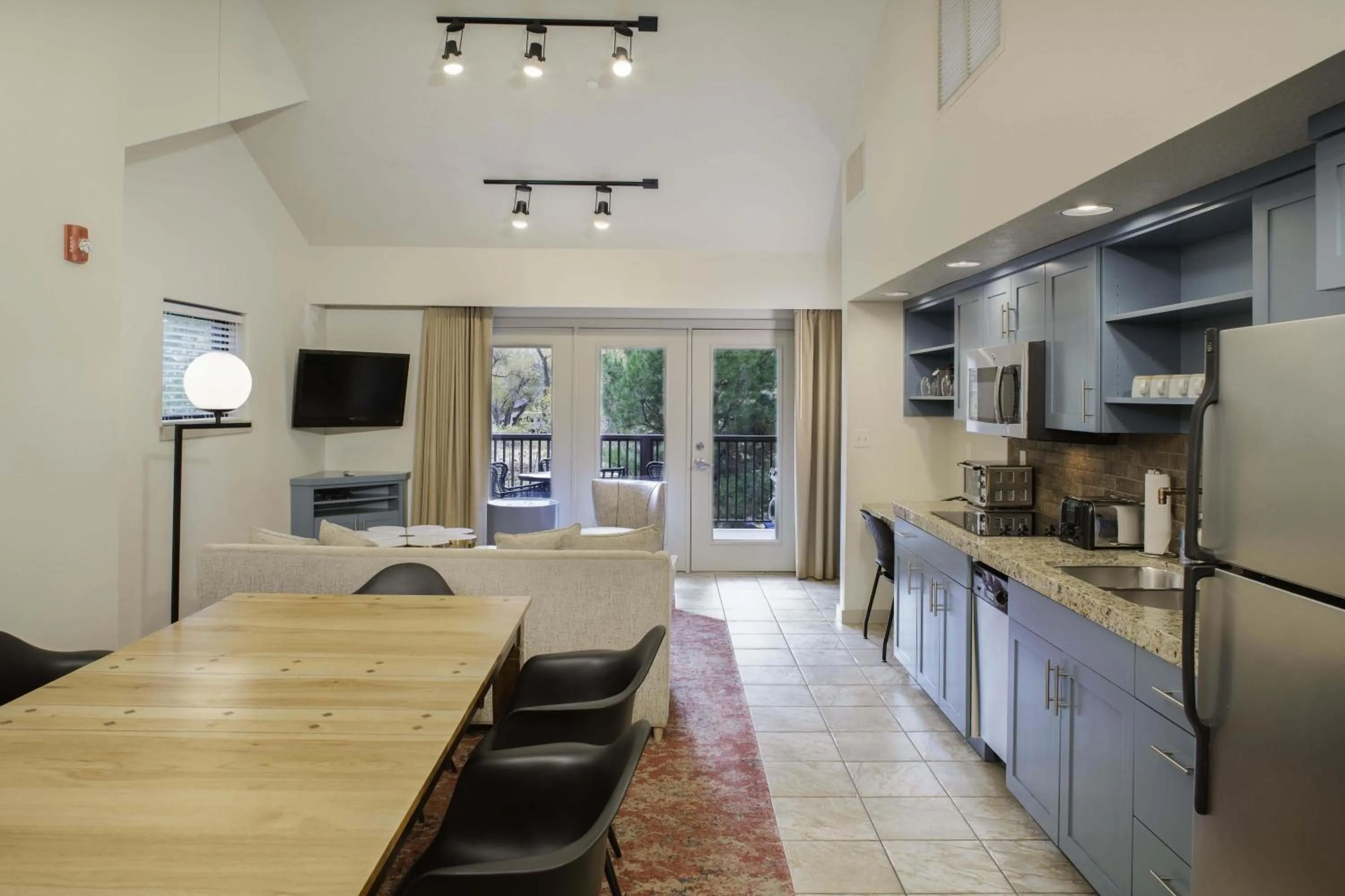 Kitchen or kitchenette in Cliffrose Springdale, Curio Collection By Hilton