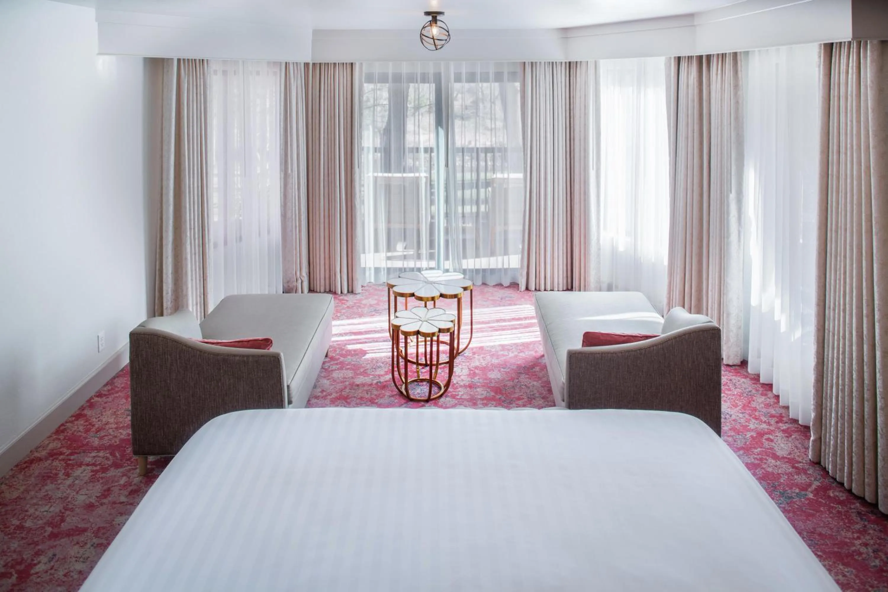 Living room, Bed in Cliffrose Springdale, Curio Collection By Hilton