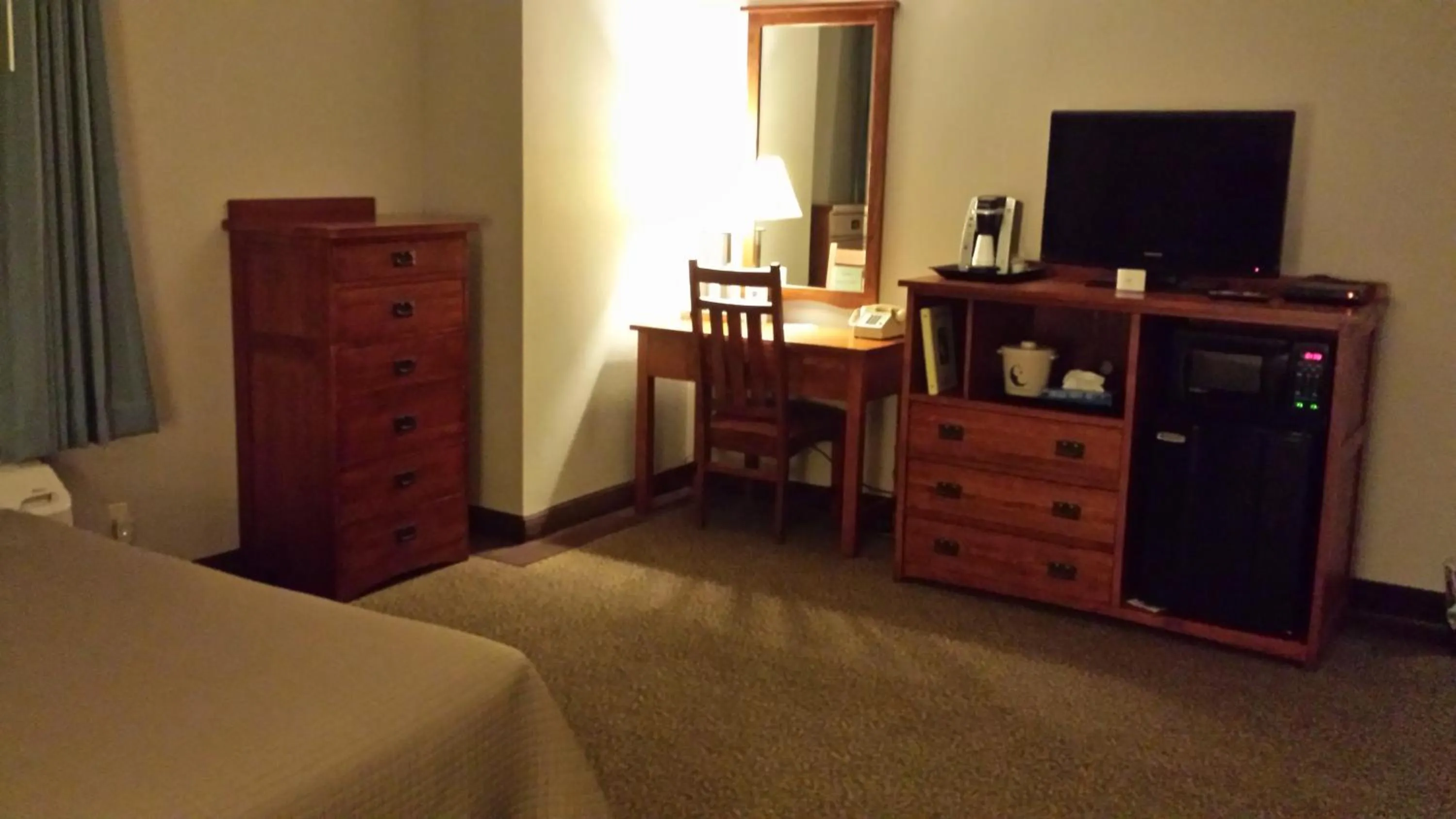 Living room, Bed in Pleasant Night Inn- carthage NY